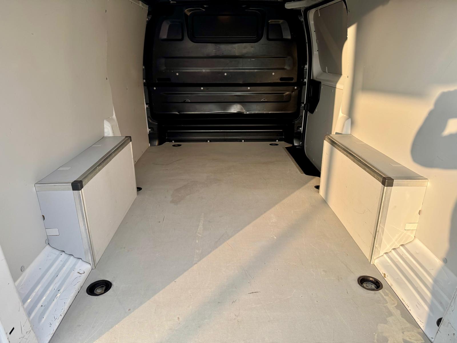 CITROEN Jumpy HDi140 XL 2.0 L2 AT-image-17