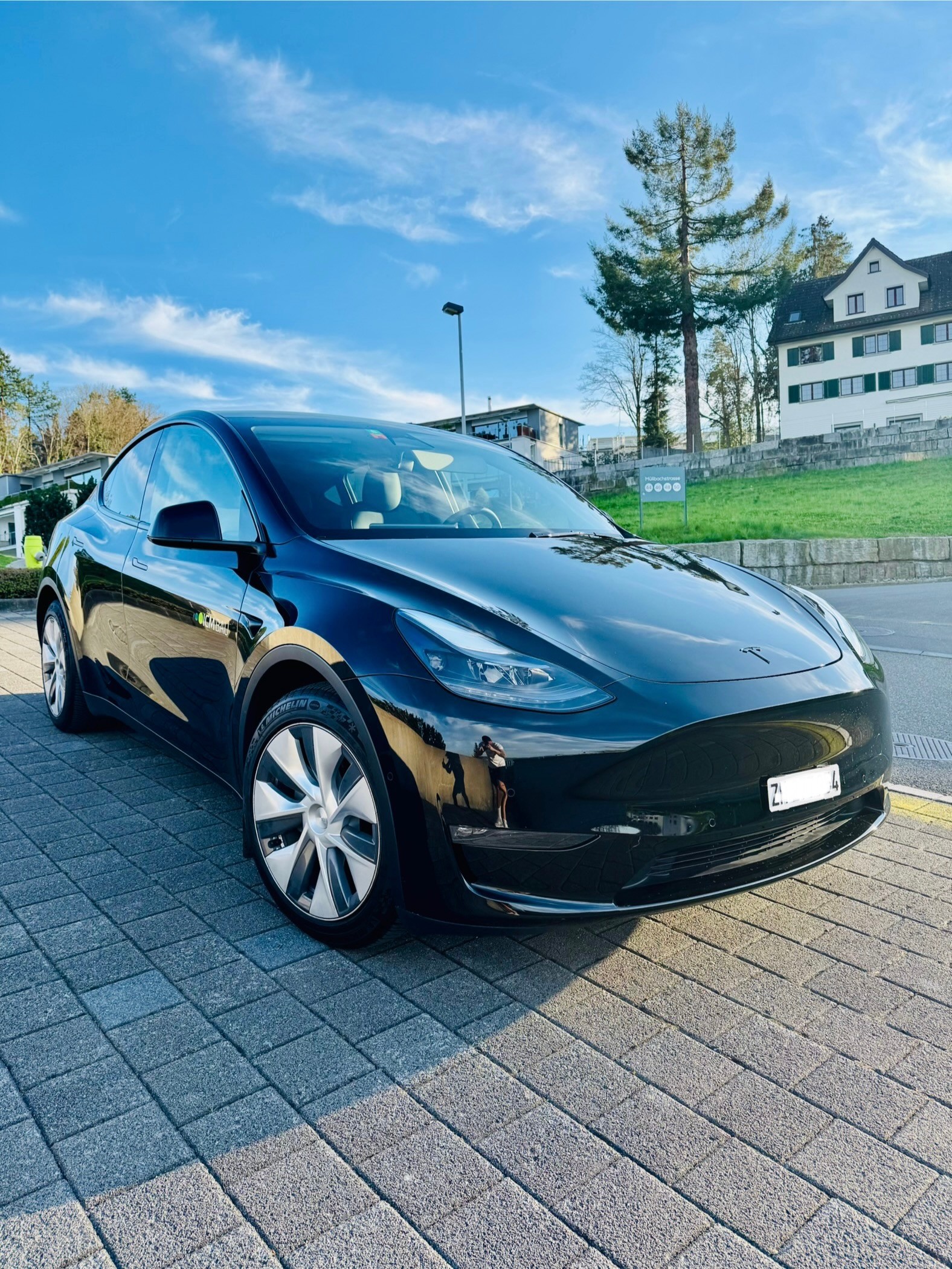 TESLA Model Y Long Range-image-1