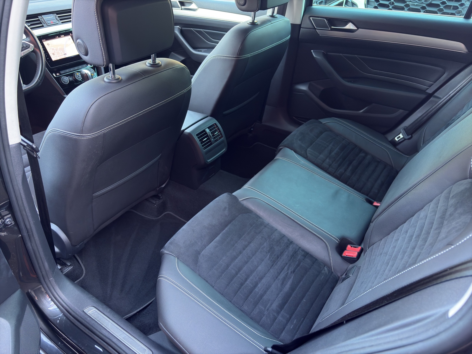 VW Passat 2.0 TDI BMT Elegance 4Motion DSG-image-13
