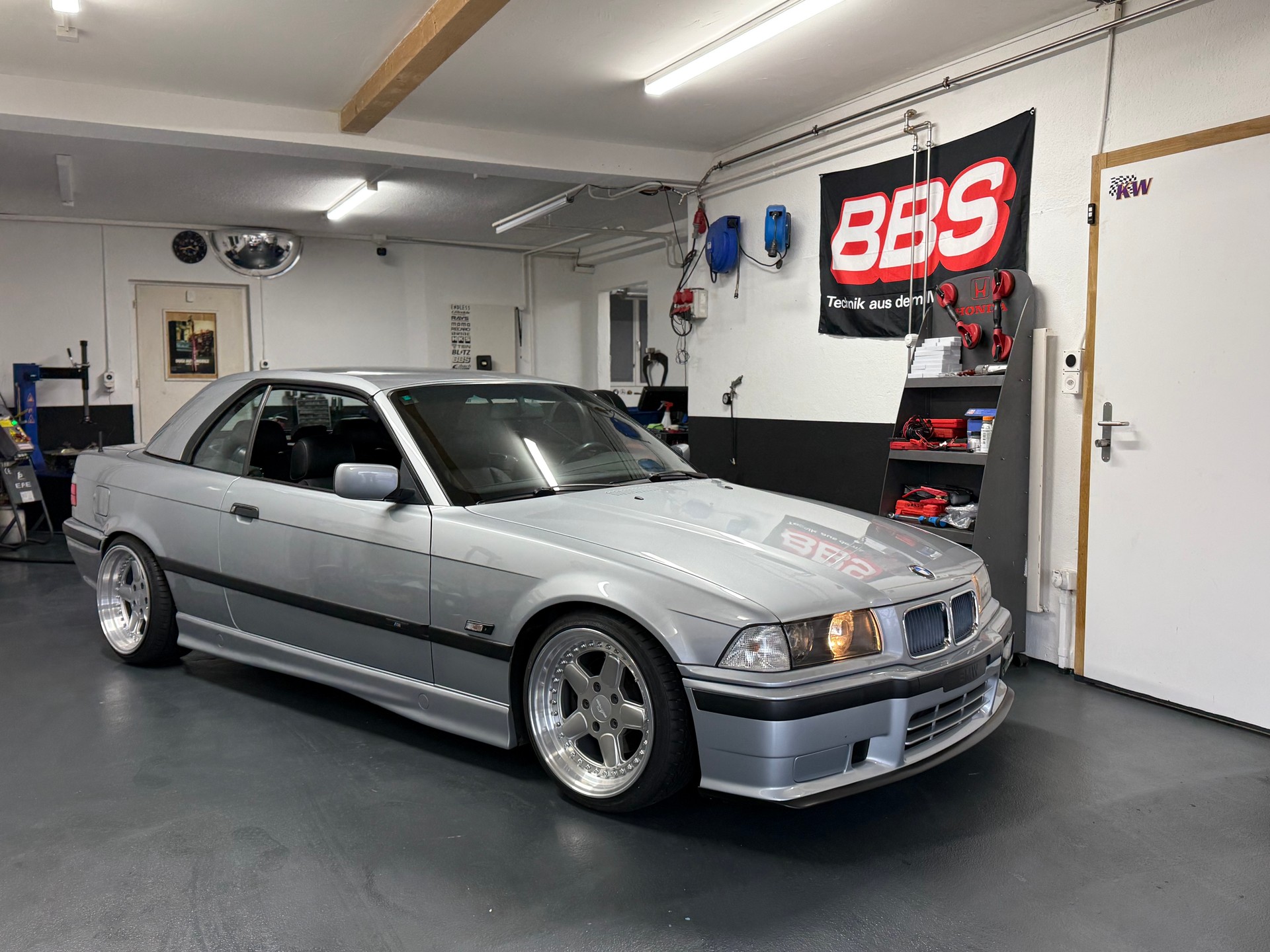 BMW 325i A Cabrio-image-13