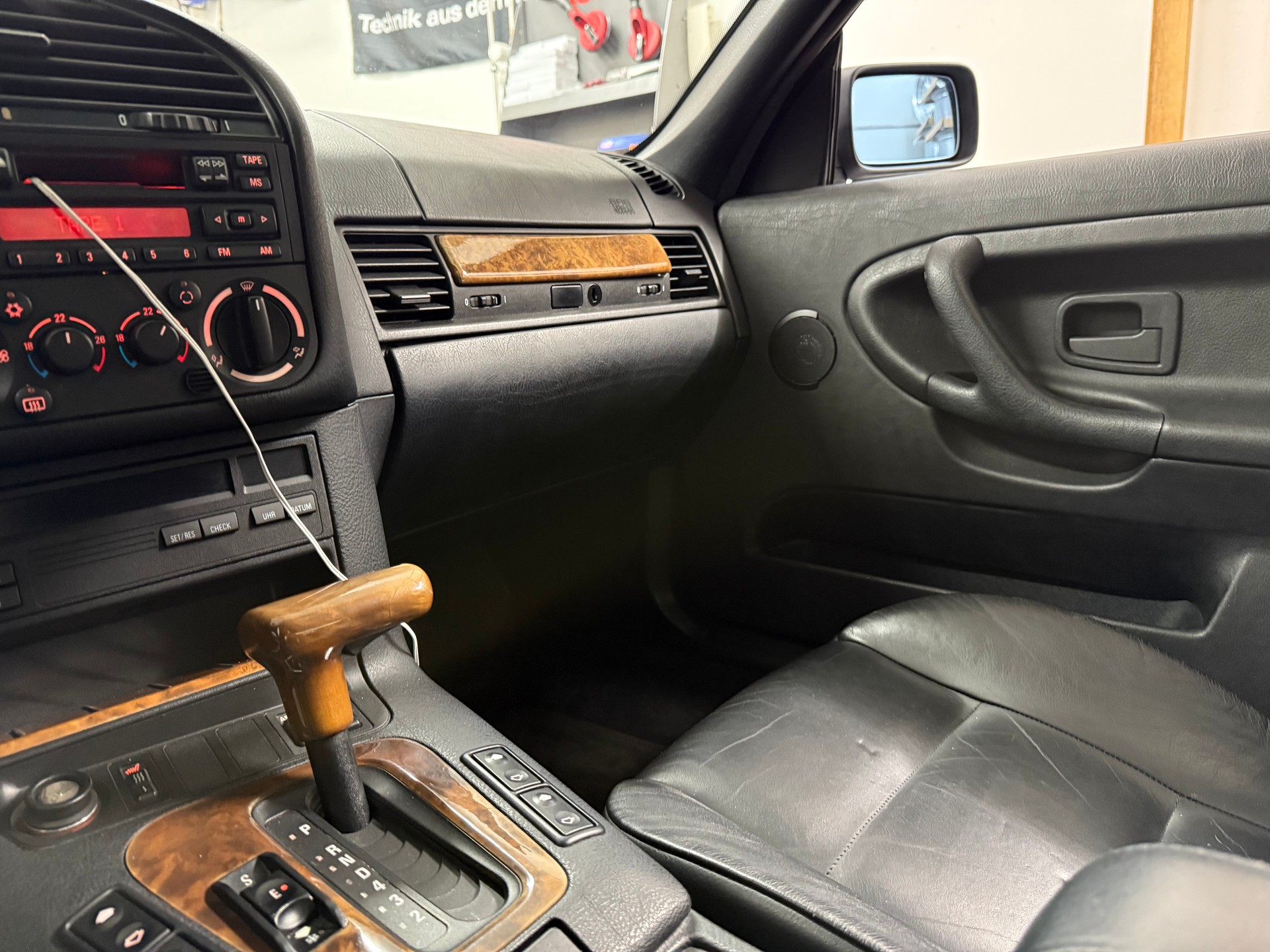 BMW 325i A Cabrio-image-12