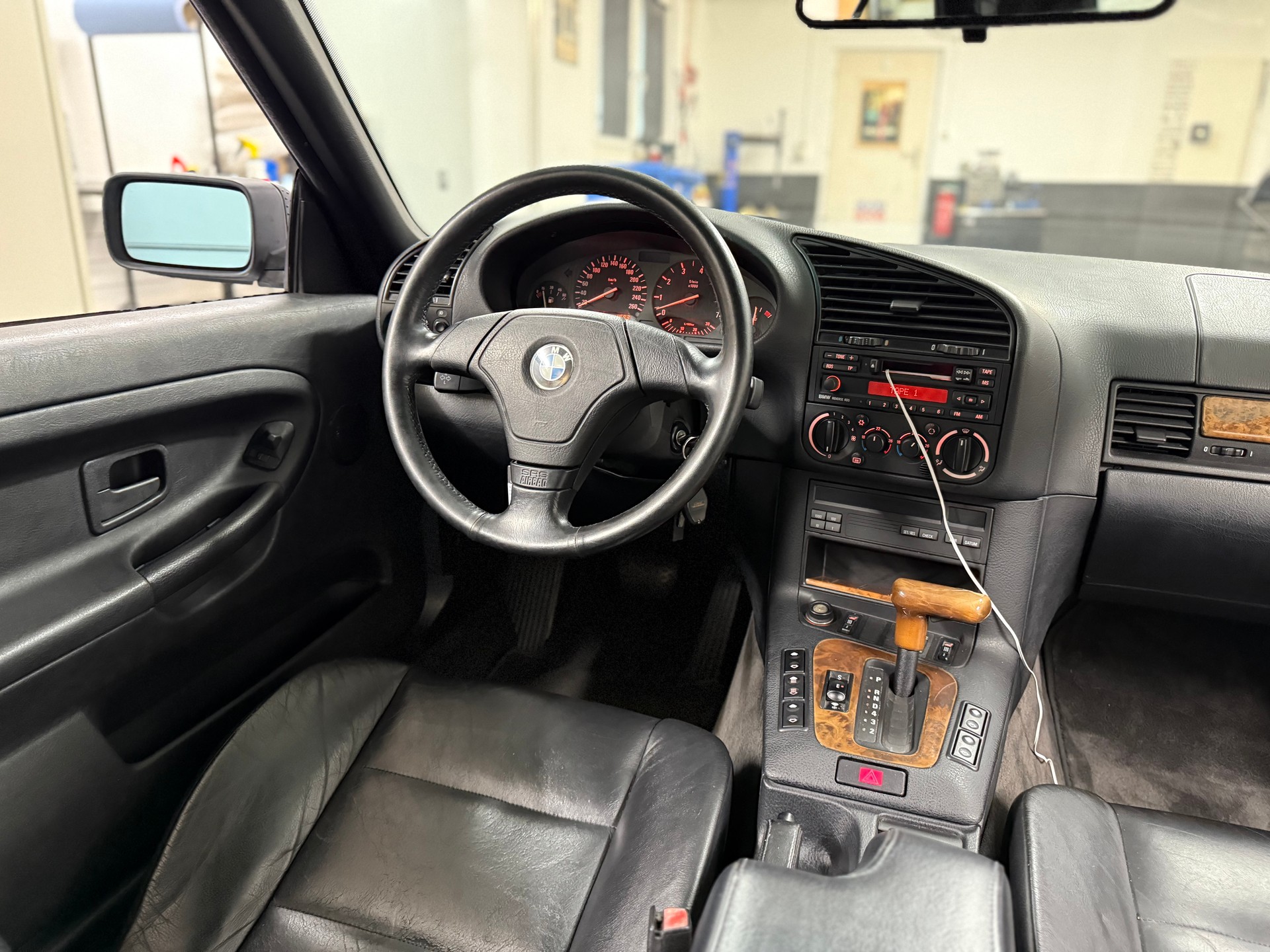 BMW 325i A Cabrio-image-4