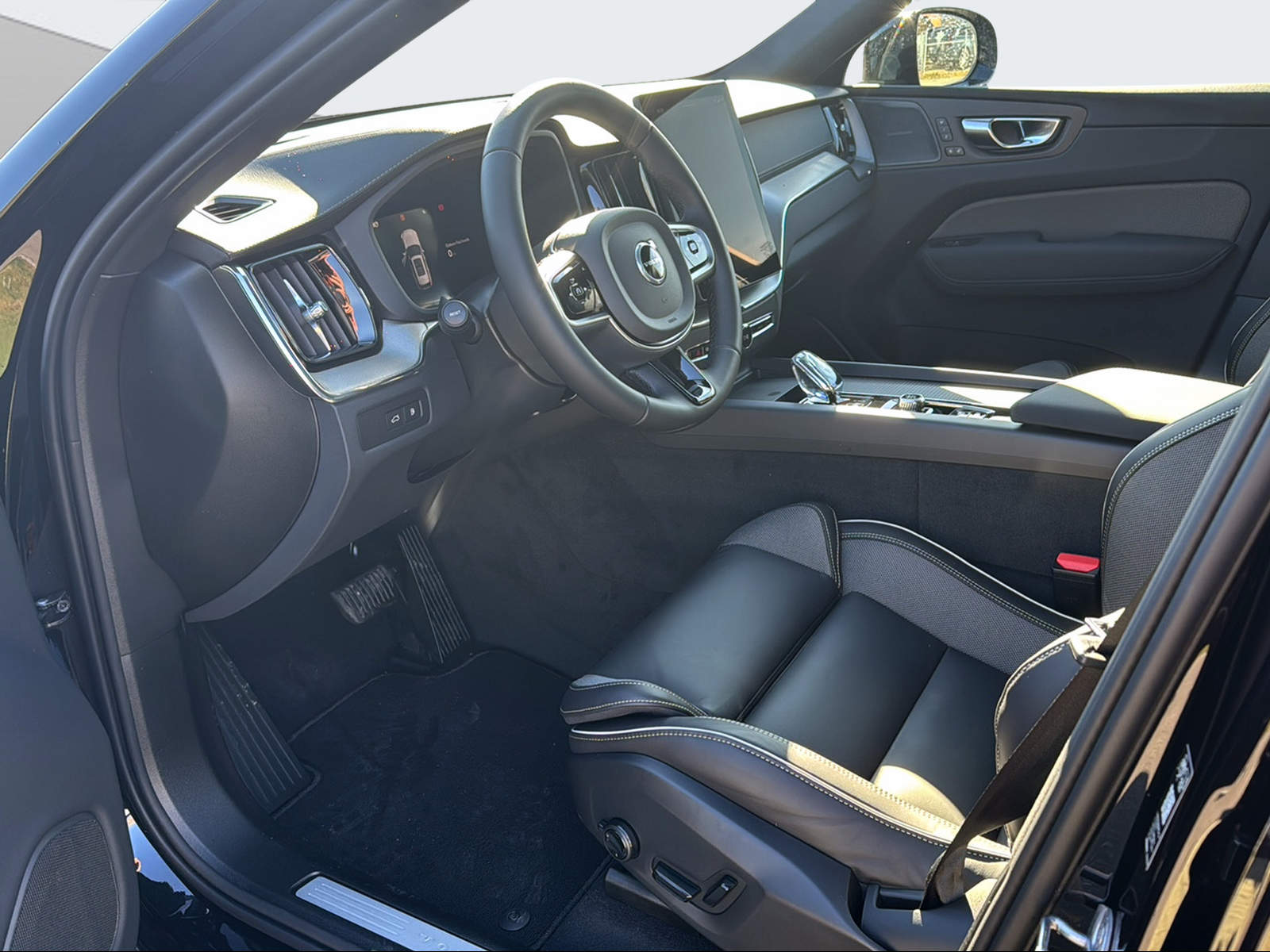 VOLVO XC60 2.0 T6 TE Black Edition eAWD-image-9