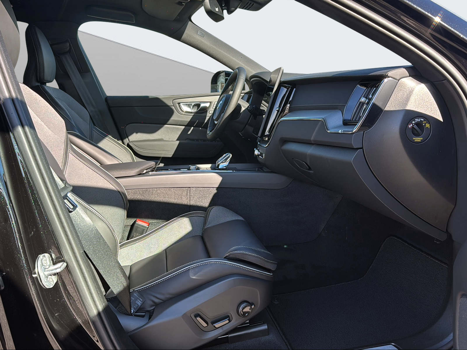 VOLVO XC60 2.0 T6 TE Black Edition eAWD-image-14