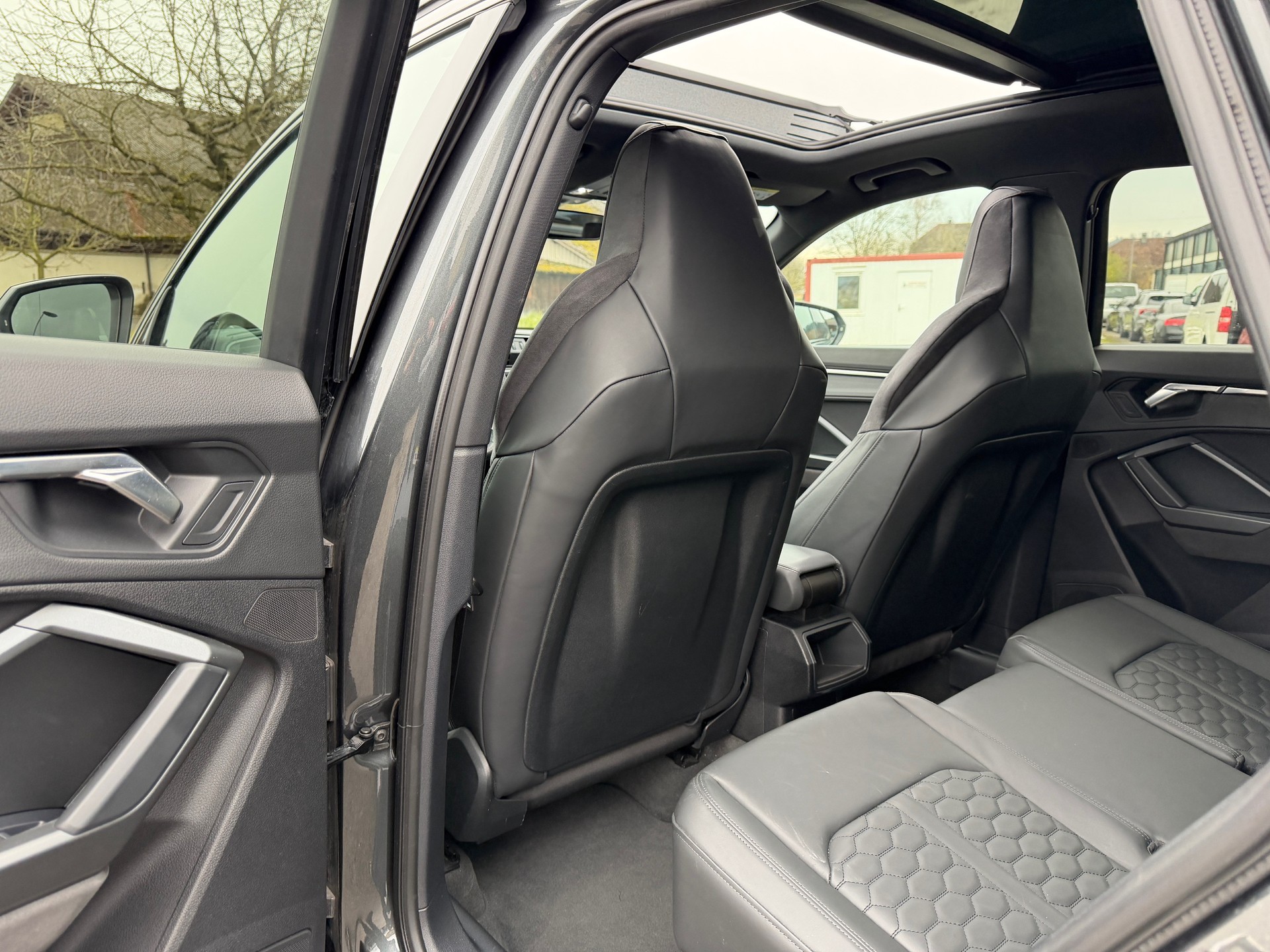 AUDI RS Q3 2.5 TFSI quattro S tronic-image-10