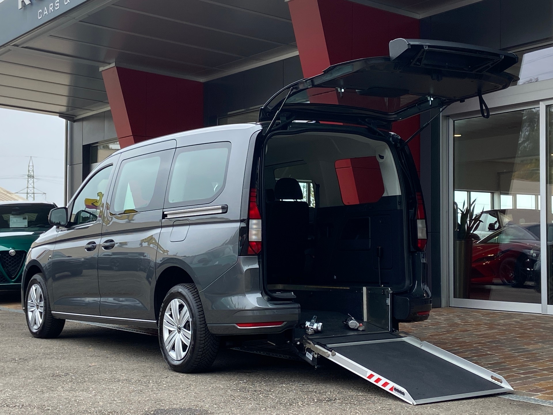 VW Caddy Maxi Kombi 2.0 TDi DSG Rollstuhltransport 5+1 Plätze-image-0