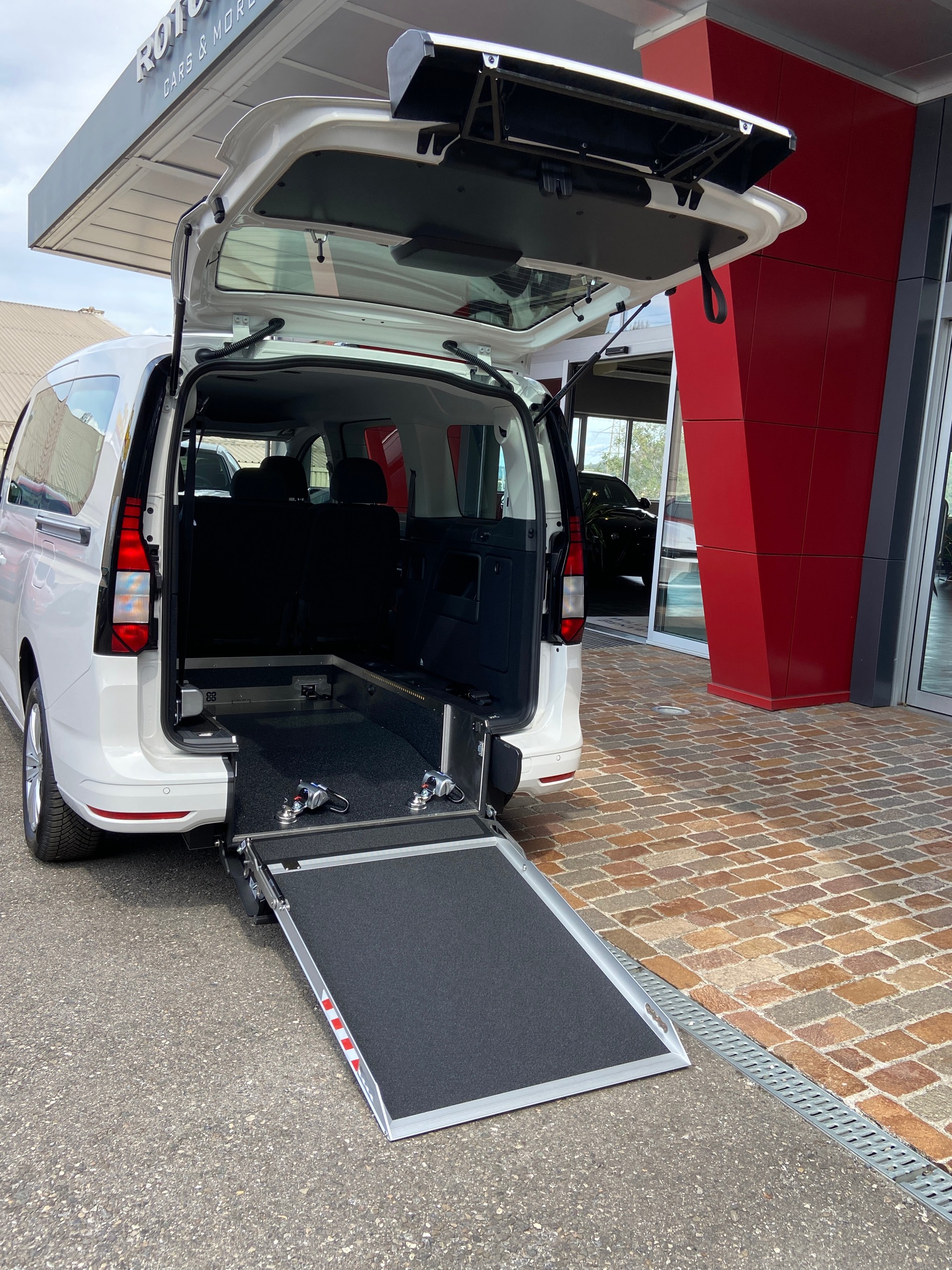VW Caddy Maxi Kombi 2.0 TDi DSG Rollstuhltransport 5+1 Plätze-image-18