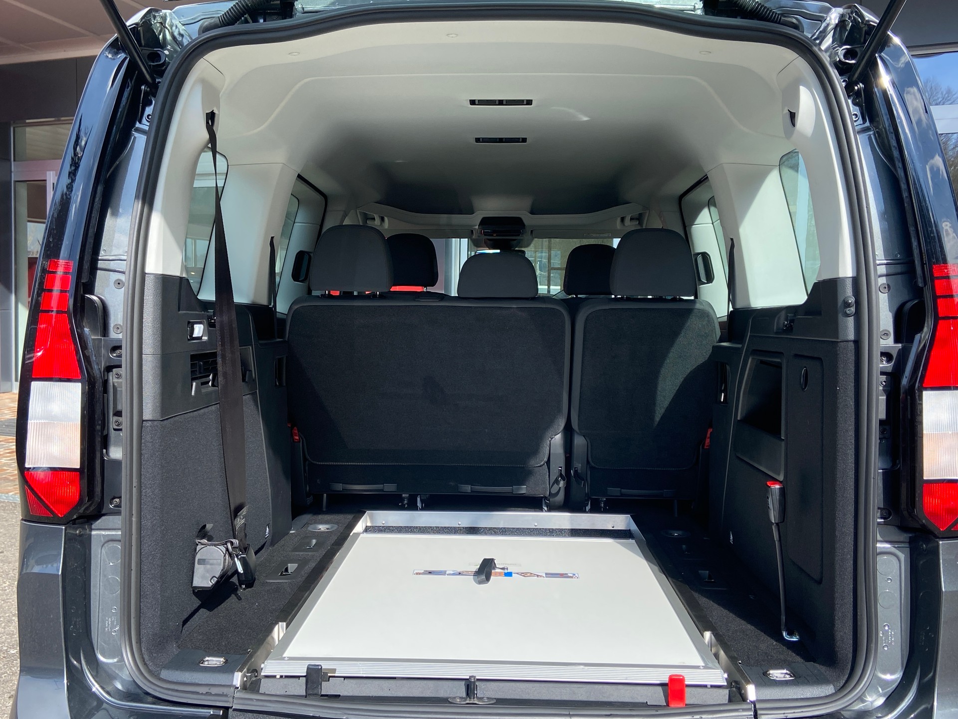VW Caddy Maxi Kombi 2.0 TDi DSG Rollstuhltransport 5+1 Plätze-image-20