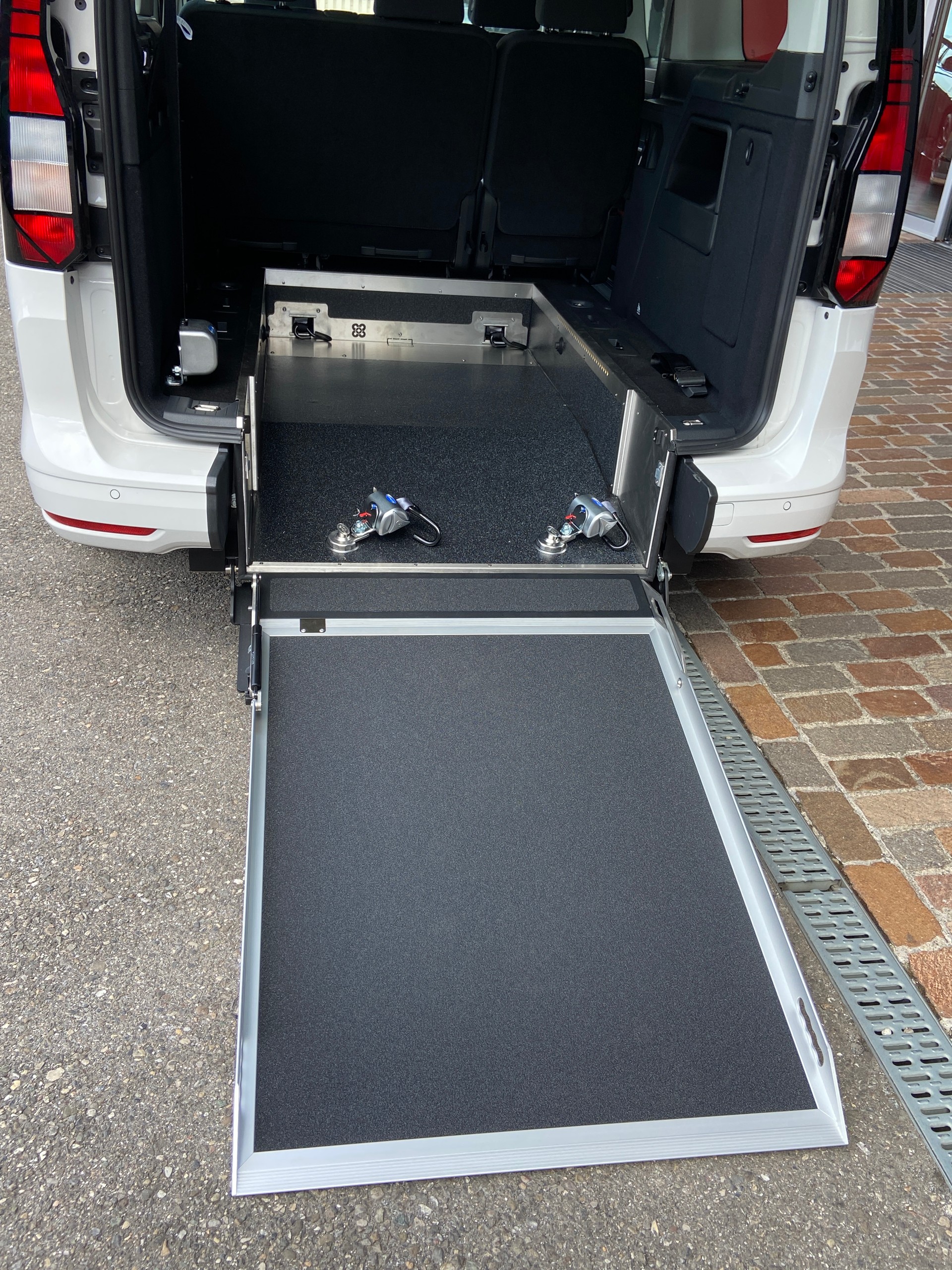 VW Caddy Maxi Kombi 2.0 TDi DSG Rollstuhltransport 5+1 Plätze-image-19