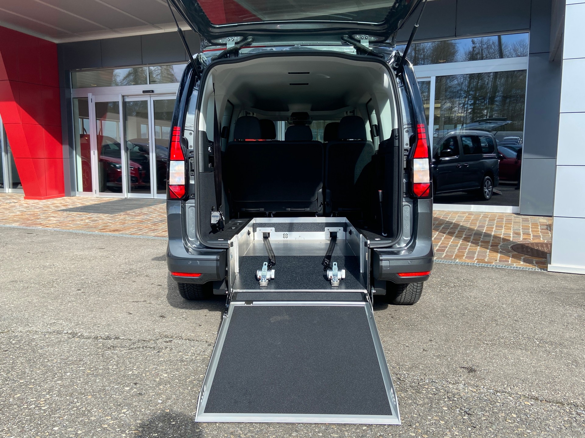 VW Caddy Maxi Kombi 2.0 TDi DSG Rollstuhltransport 5+1 Plätze-image-26