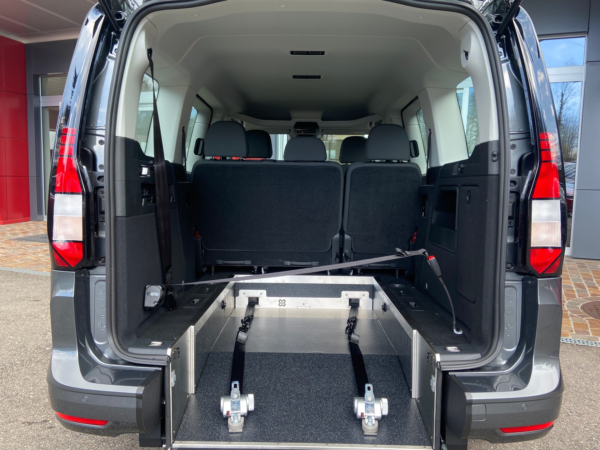 VW Caddy Maxi Kombi 2.0 TDi DSG Rollstuhltransport 5+1 Plätze-image-14