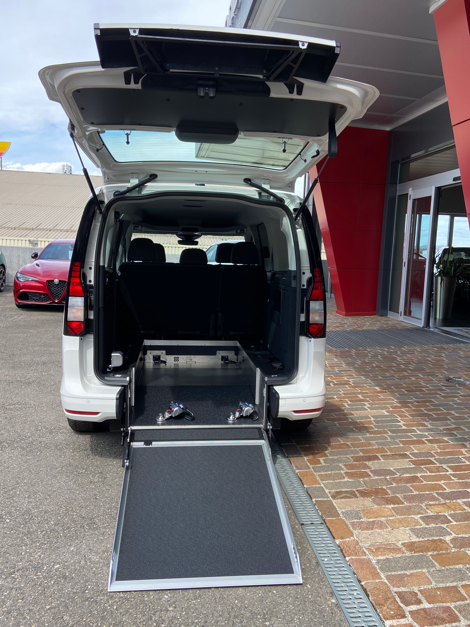 VW Caddy Maxi Kombi 2.0 TDi DSG Rollstuhltransport 5+1 Plätze-image-16