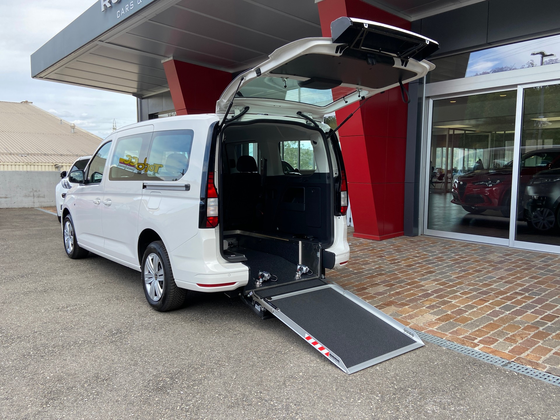 VW Caddy Maxi Kombi 2.0 TDi DSG Rollstuhltransport 5+1 Plätze-image-0