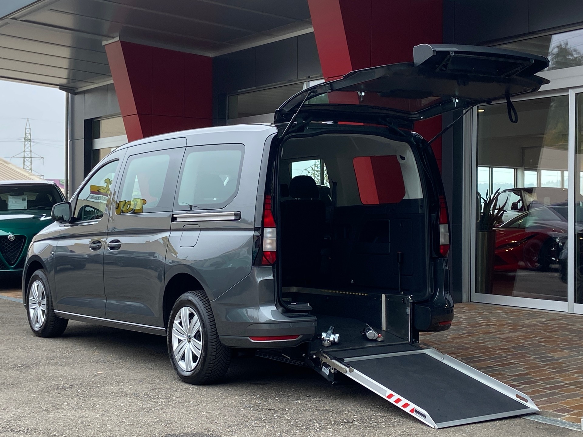 VW Caddy Maxi Kombi 2.0 TDi DSG Rollstuhltransport 5+1 Plätze-image-12