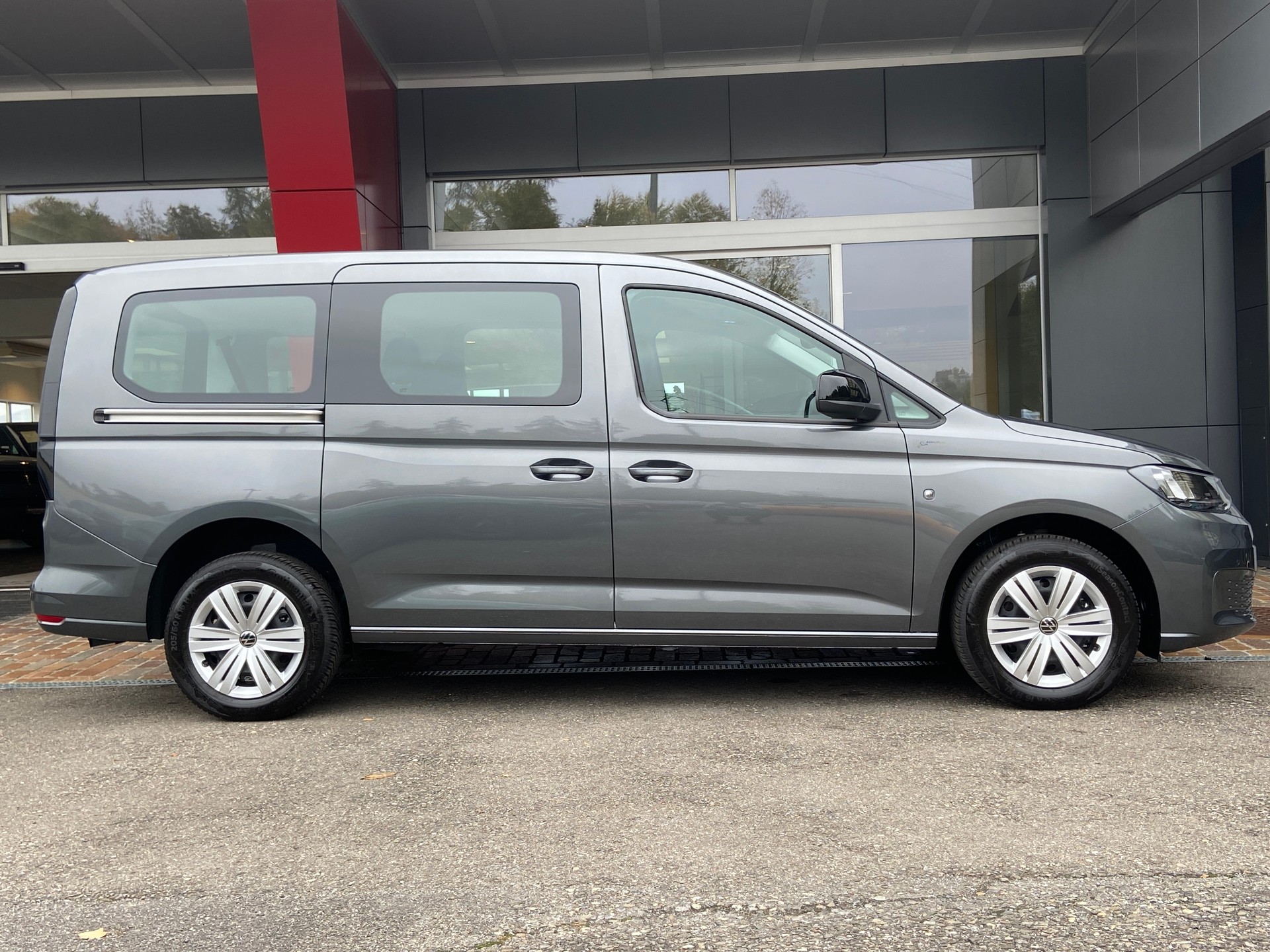 VW Caddy Maxi Kombi 2.0 TDi DSG Rollstuhltransport 5+1 Plätze-image-24
