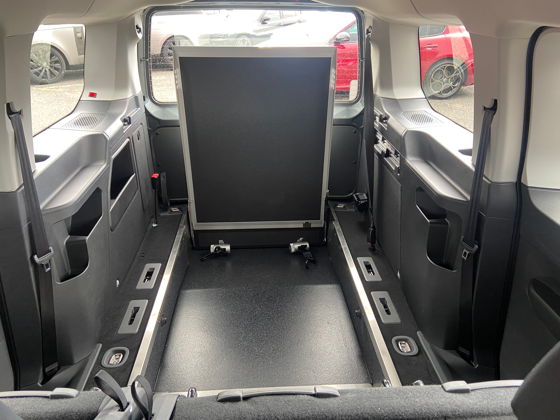 VW Caddy Maxi Kombi 2.0 TDi DSG Rollstuhltransport 5+1 Plätze-image-18