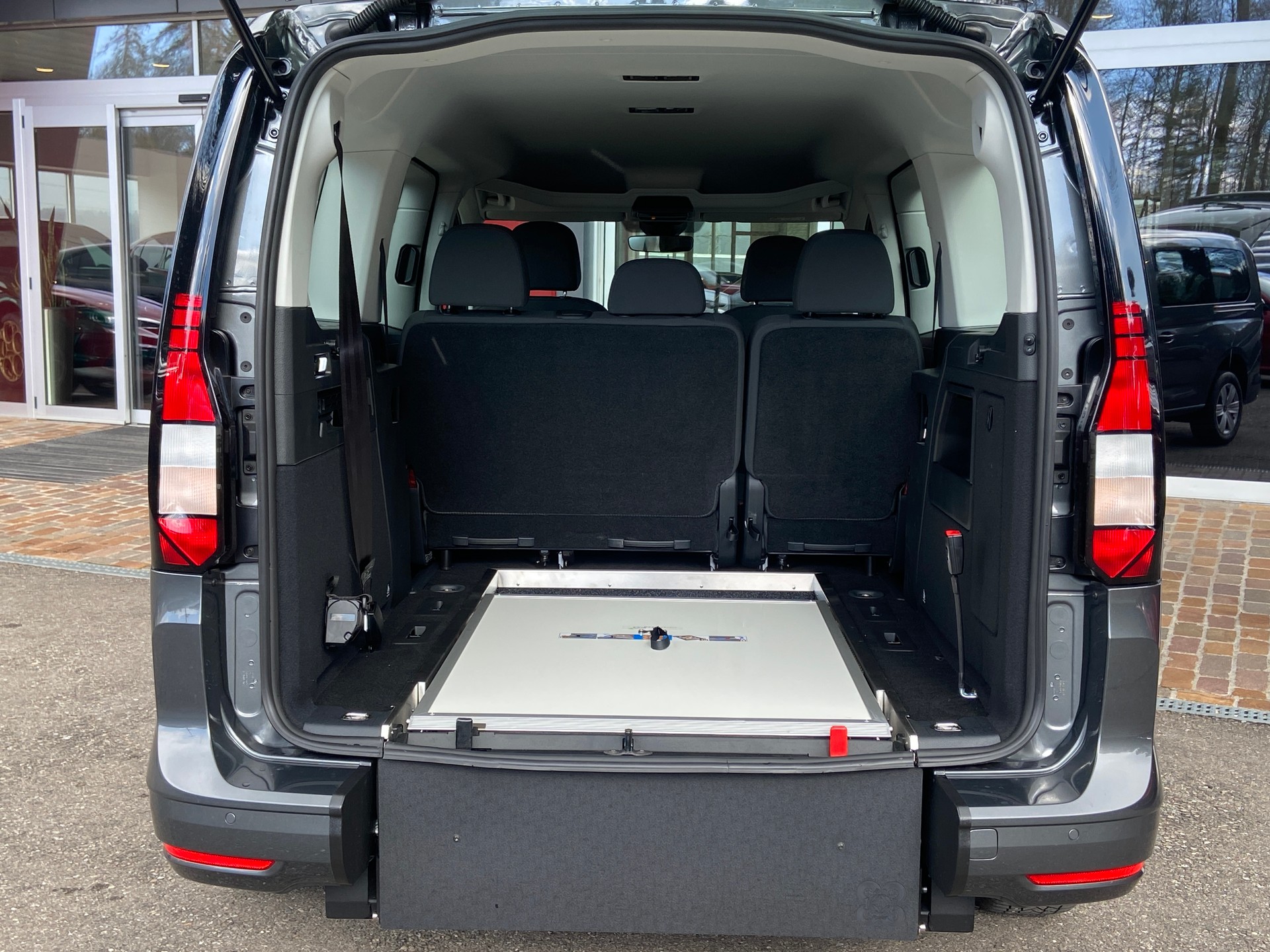 VW Caddy Maxi Kombi 2.0 TDi DSG Rollstuhltransport 5+1 Plätze-image-13