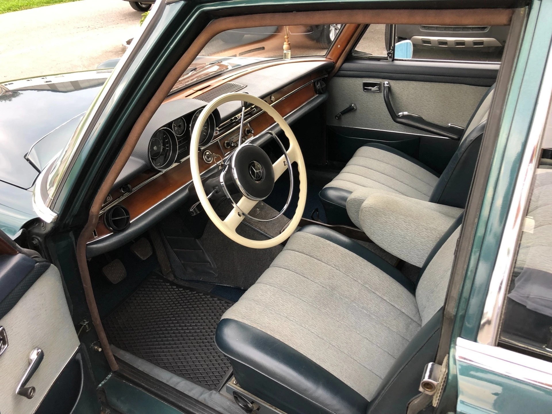 MERCEDES-BENZ 250 SE-image-9
