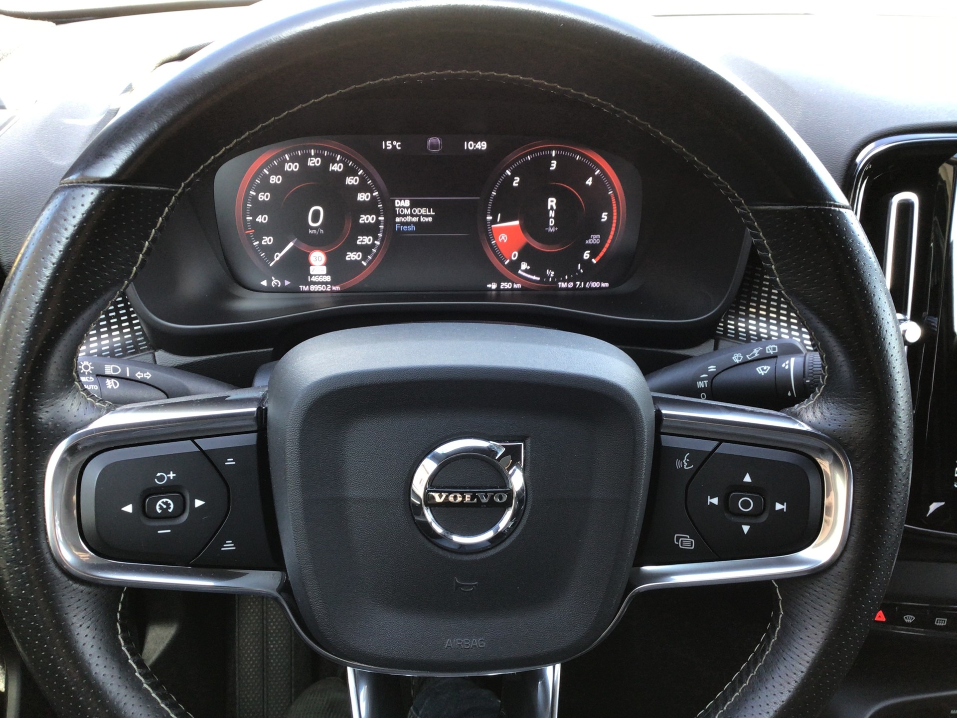 VOLVO XC40 D4 AWD R-Design Geartronic-image-9