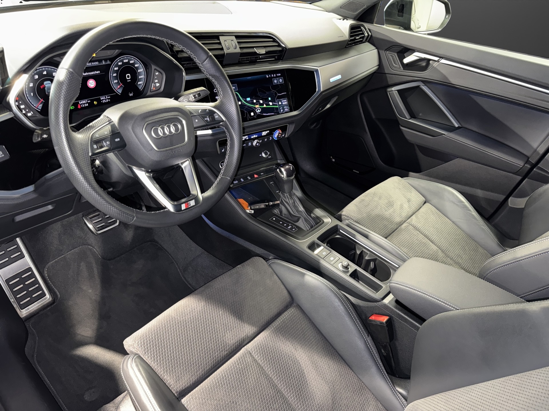 AUDI Q3 2.0 45 TFSI S line quattro S-Tronic-image-7