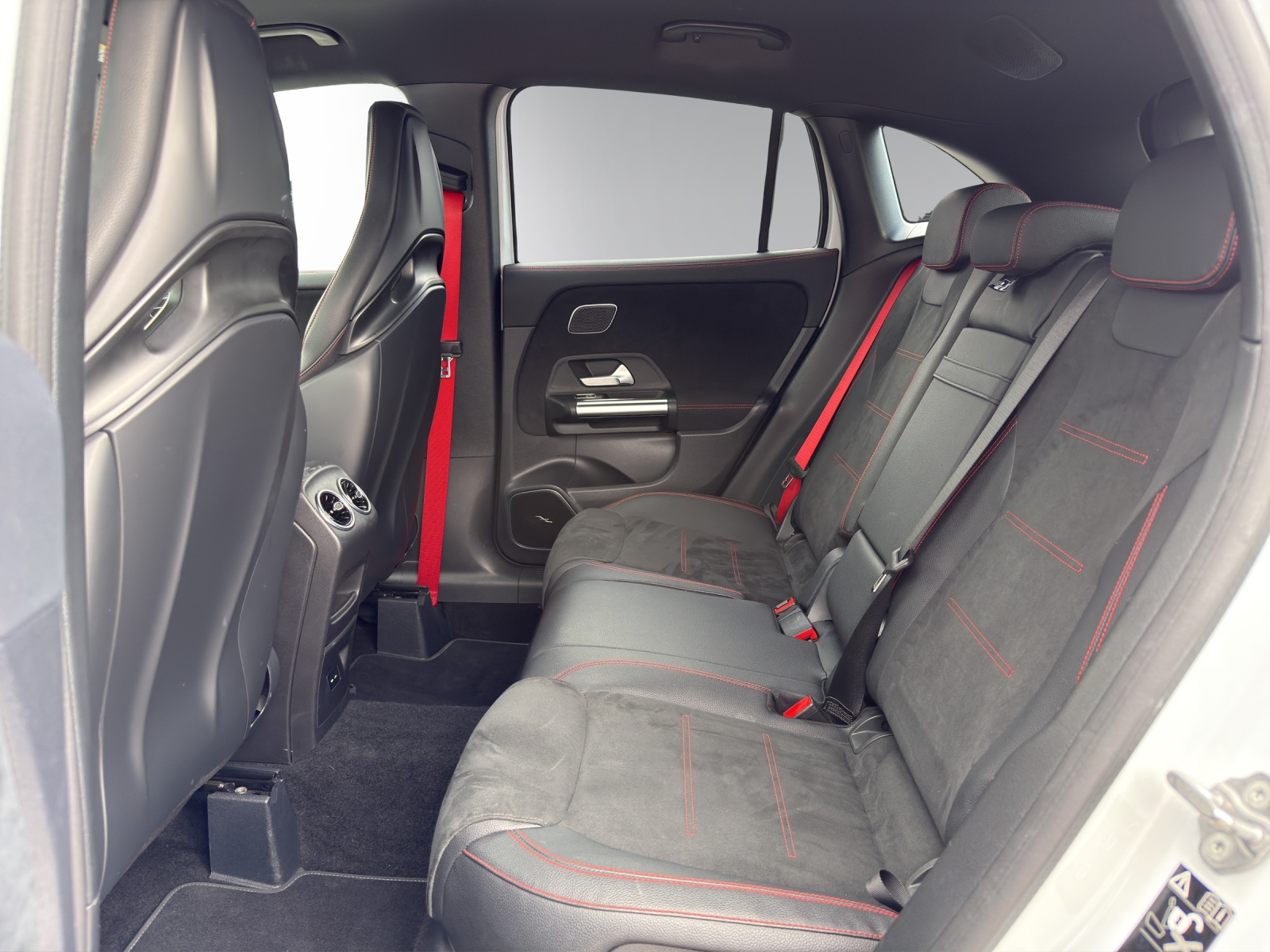 MERCEDES-BENZ GLA 45 S AMG 4Matic+-image-9