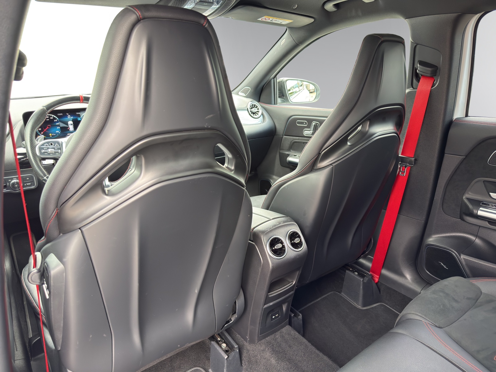 MERCEDES-BENZ GLA 45 S AMG 4Matic+-image-10
