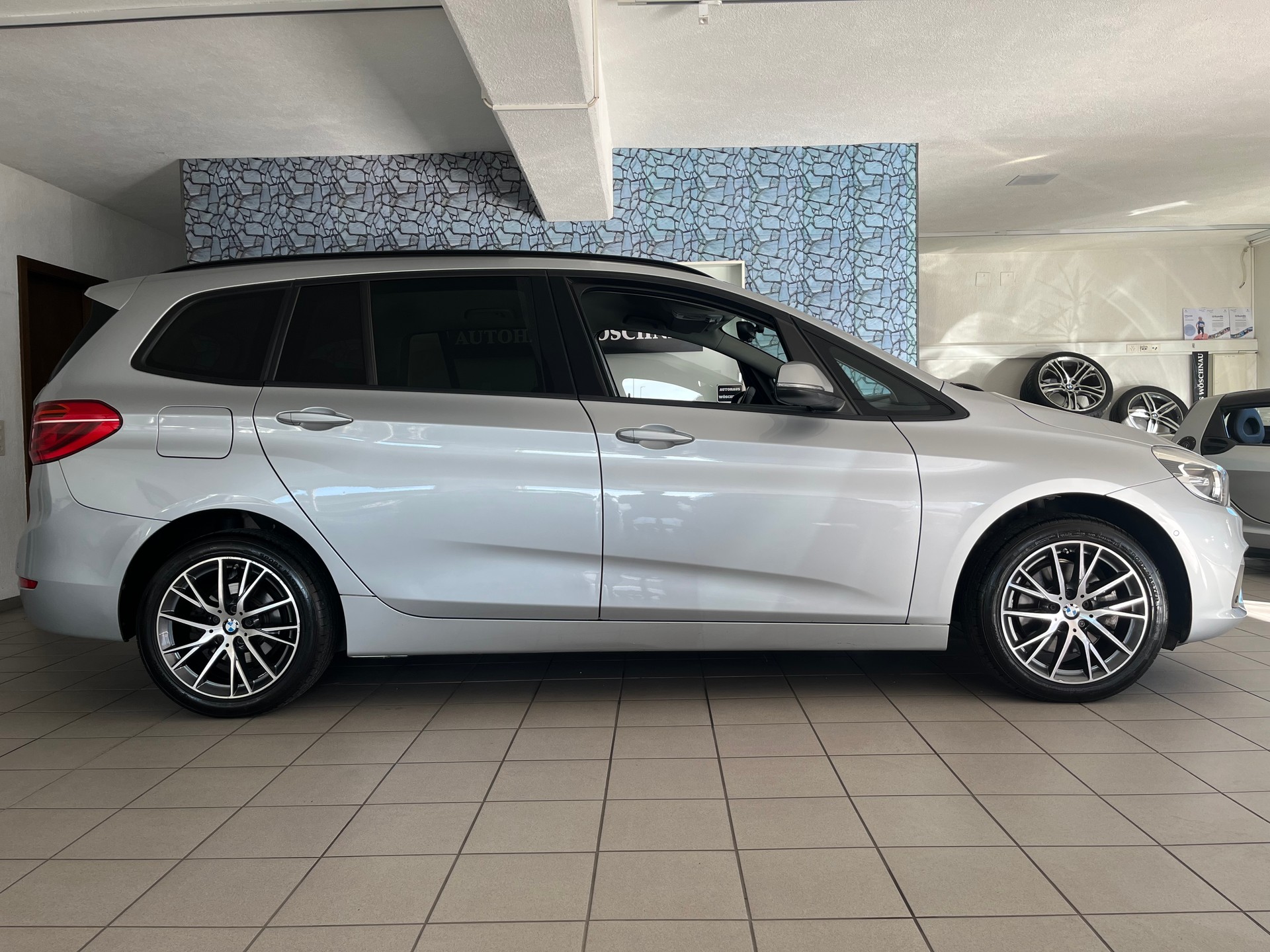 BMW 218d Gran Tourer Steptronic-image-1