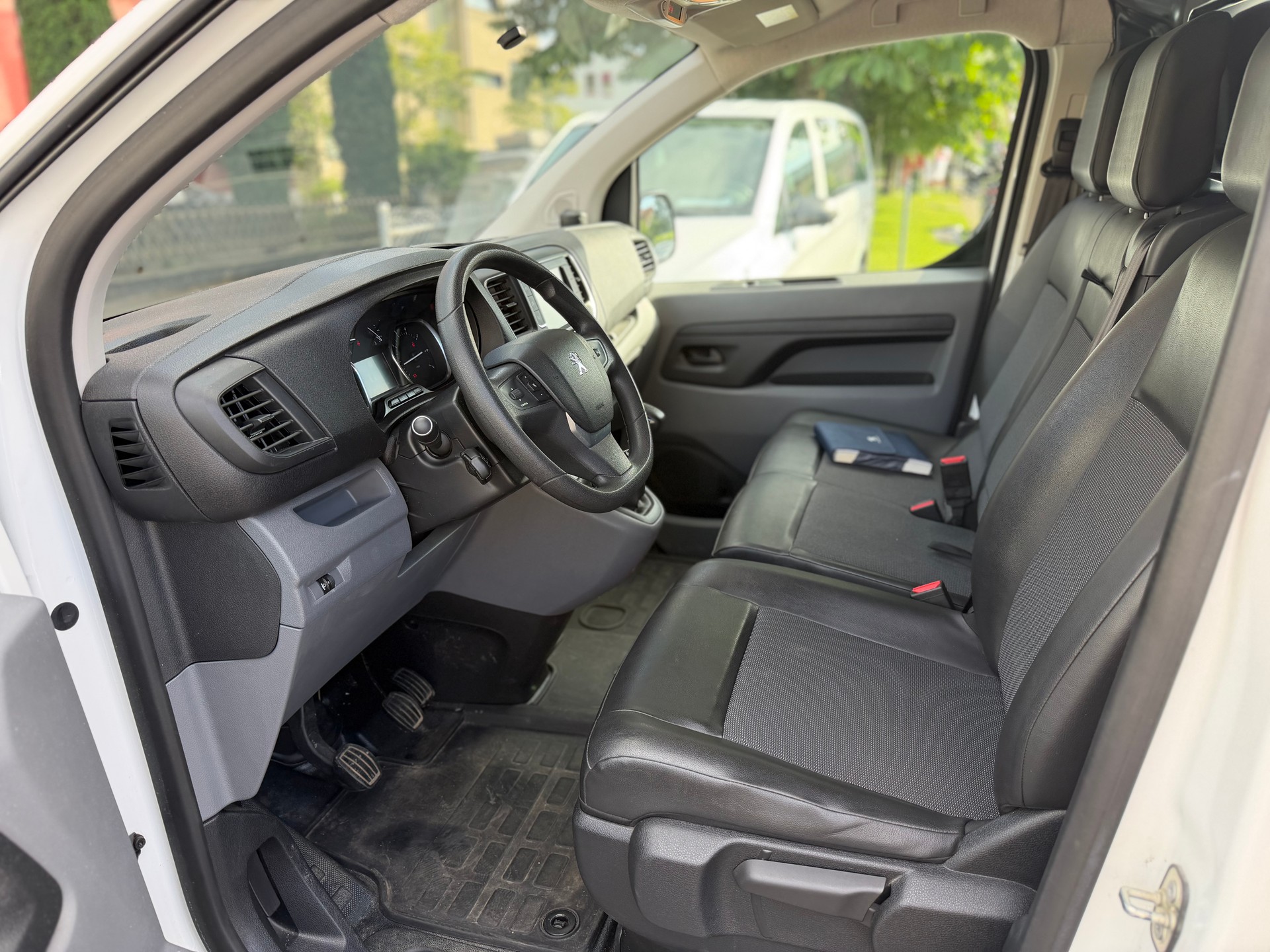 PEUGEOT Expert 2.0 BlueHDi 120 S&S Allure Standard-image-5