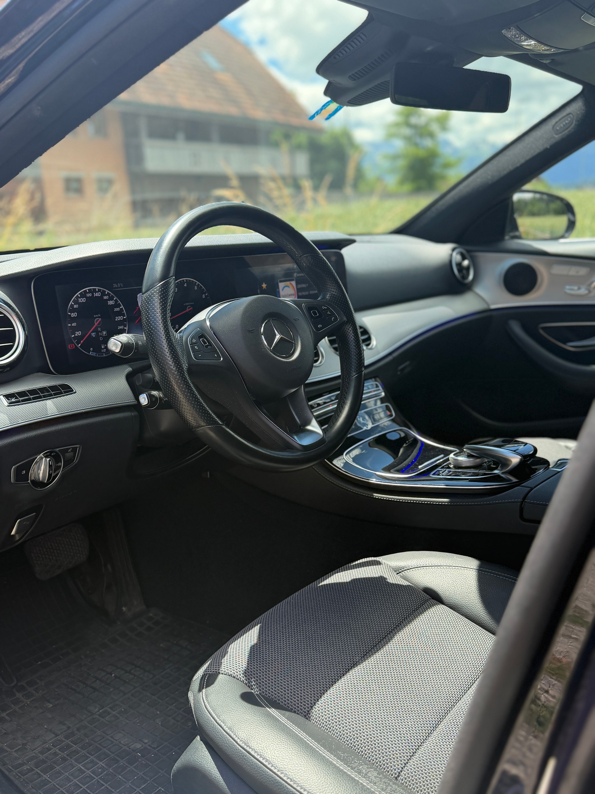 MERCEDES-BENZ E 200 Avantgarde 9G-Tronic-image-22