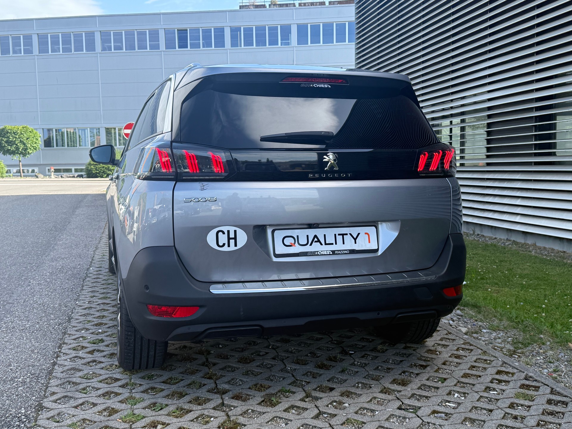 PEUGEOT 5008 1.5 BlueHDi GT Pack EAT8-image-2