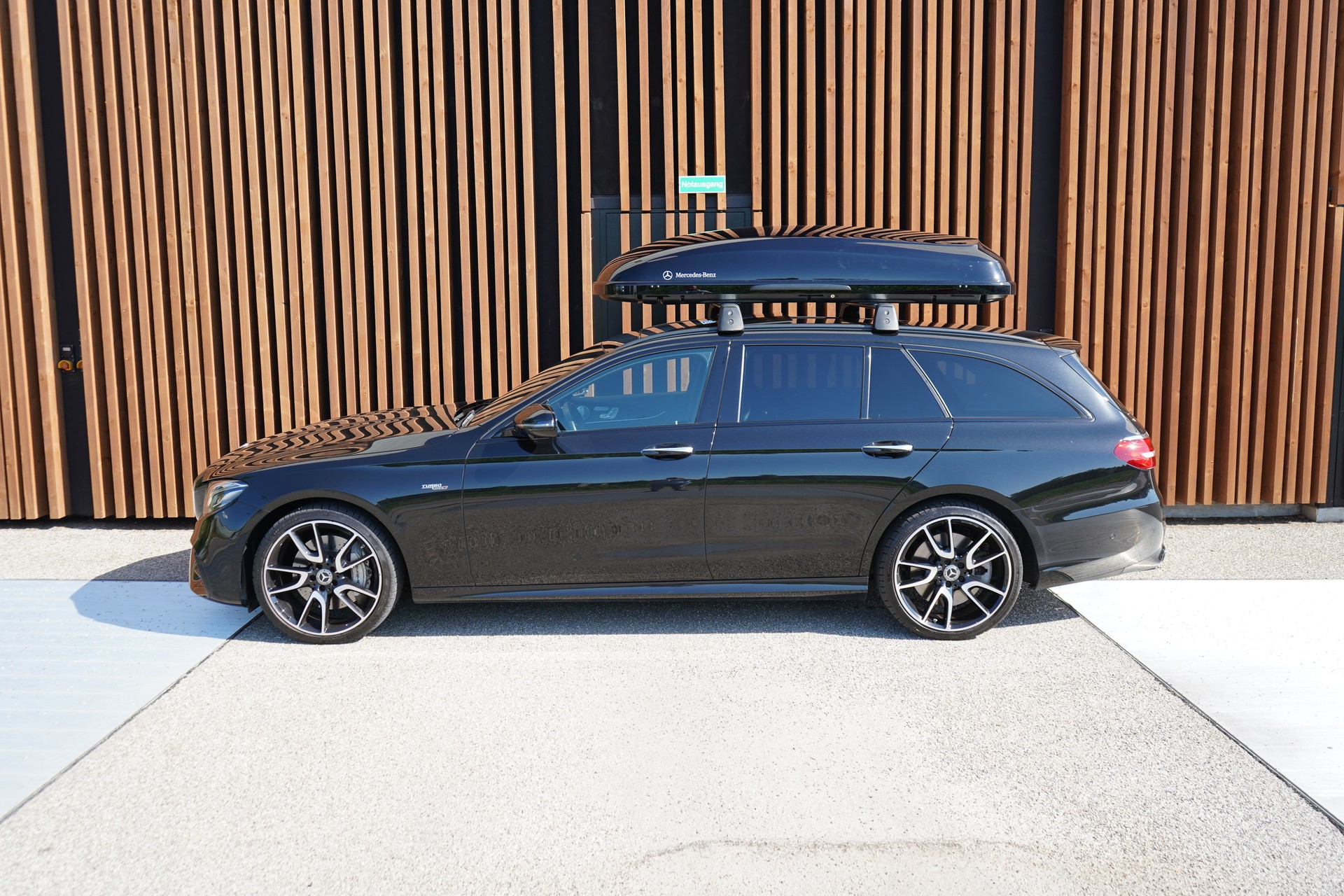 MERCEDES-BENZ E 53 AMG 4MATIC 9G-TRONIC BLACK l 435 PS-image-3