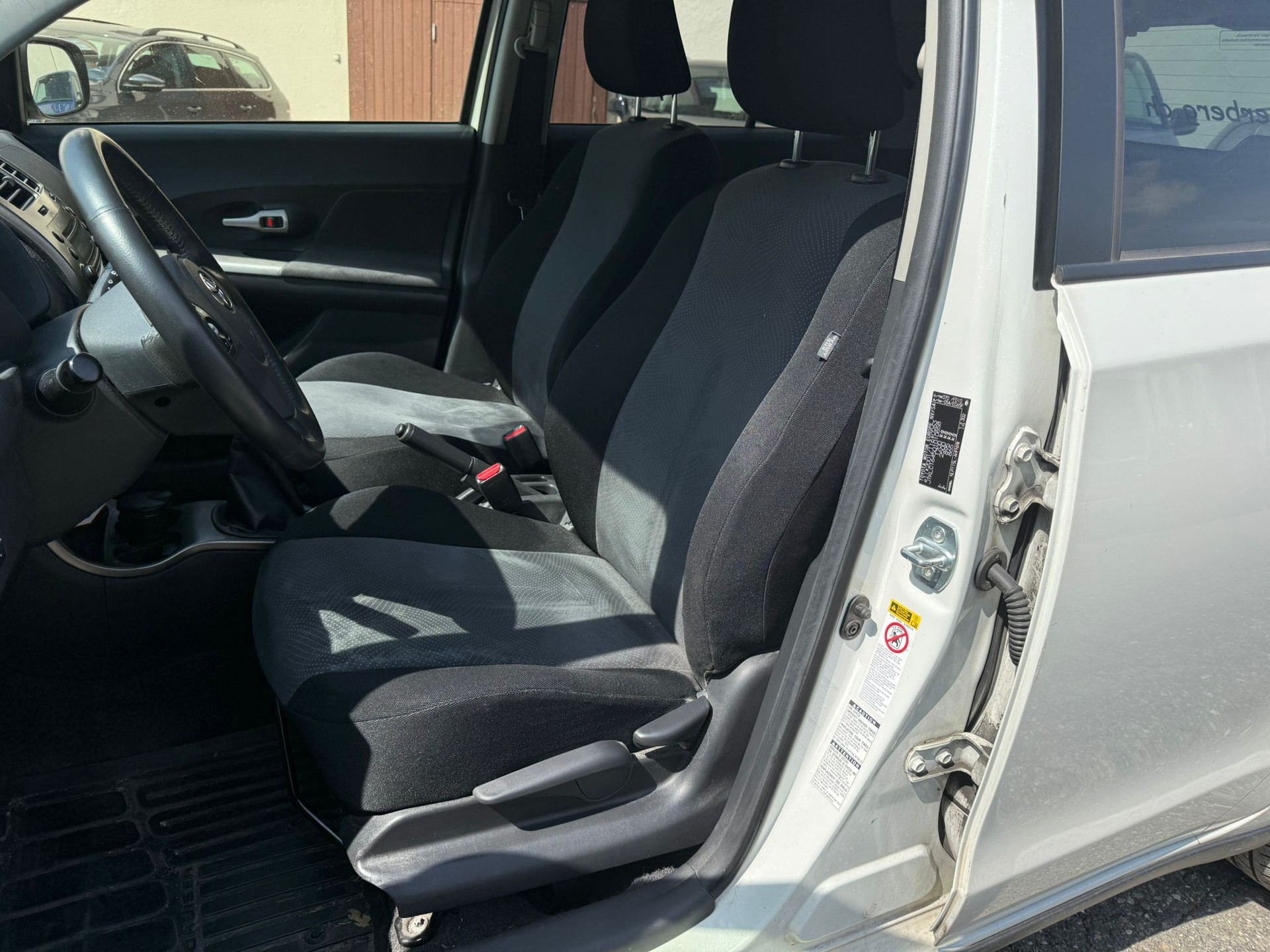 TOYOTA UrbanCruiser 1.4 D-4D Linea Sol 4WD-image-9