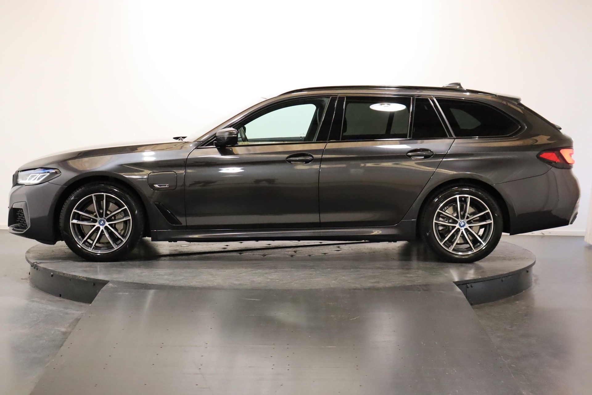 BMW 530e xDrive Touring-image-3