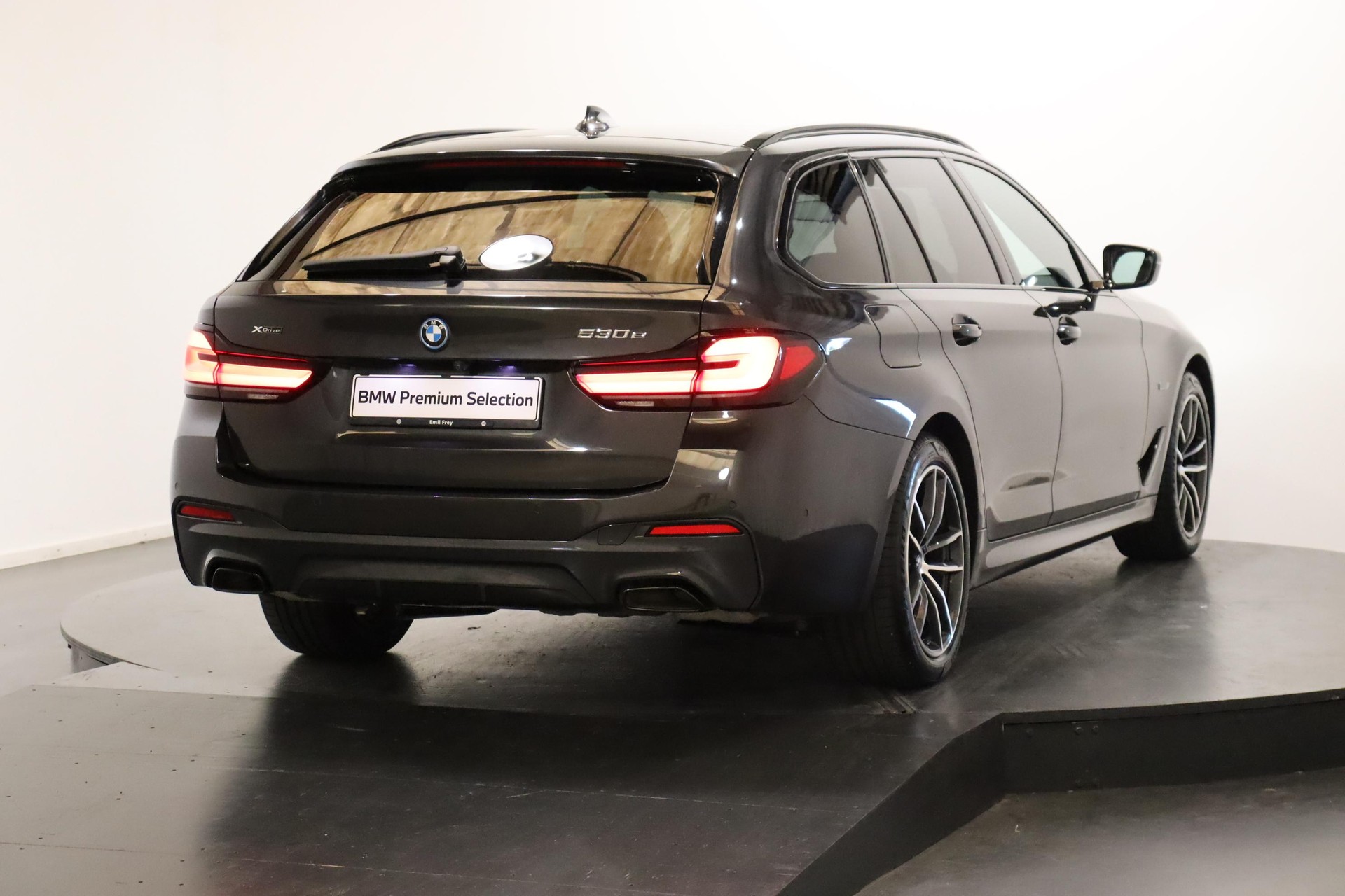 BMW 530e xDrive Touring-image-2