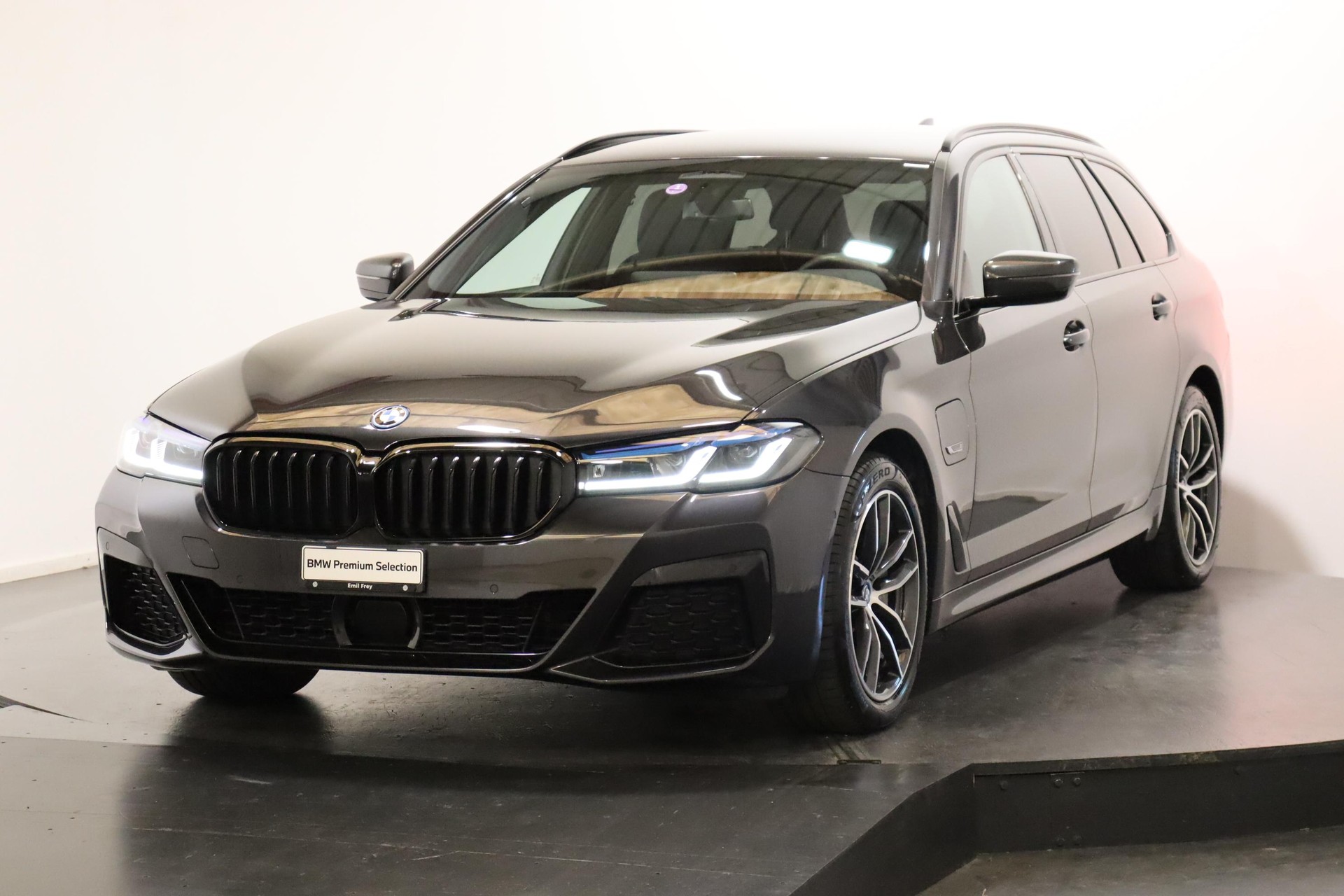 BMW 530e xDrive Touring-image-0