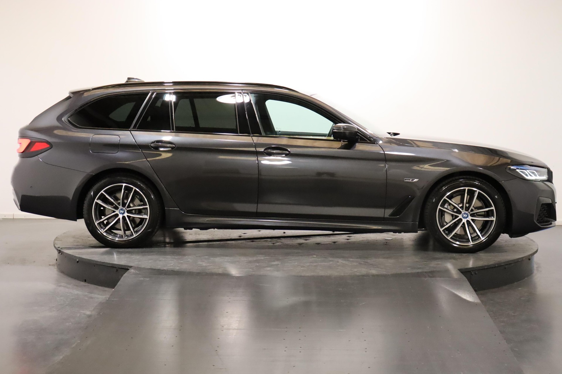 BMW 530e xDrive Touring-image-4