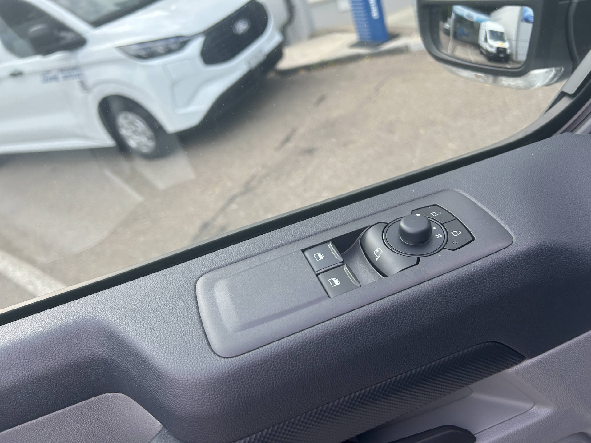 FORD Transit Custom Van 320 L1 2.5 Duratec 233 Trend PHEV-image-12