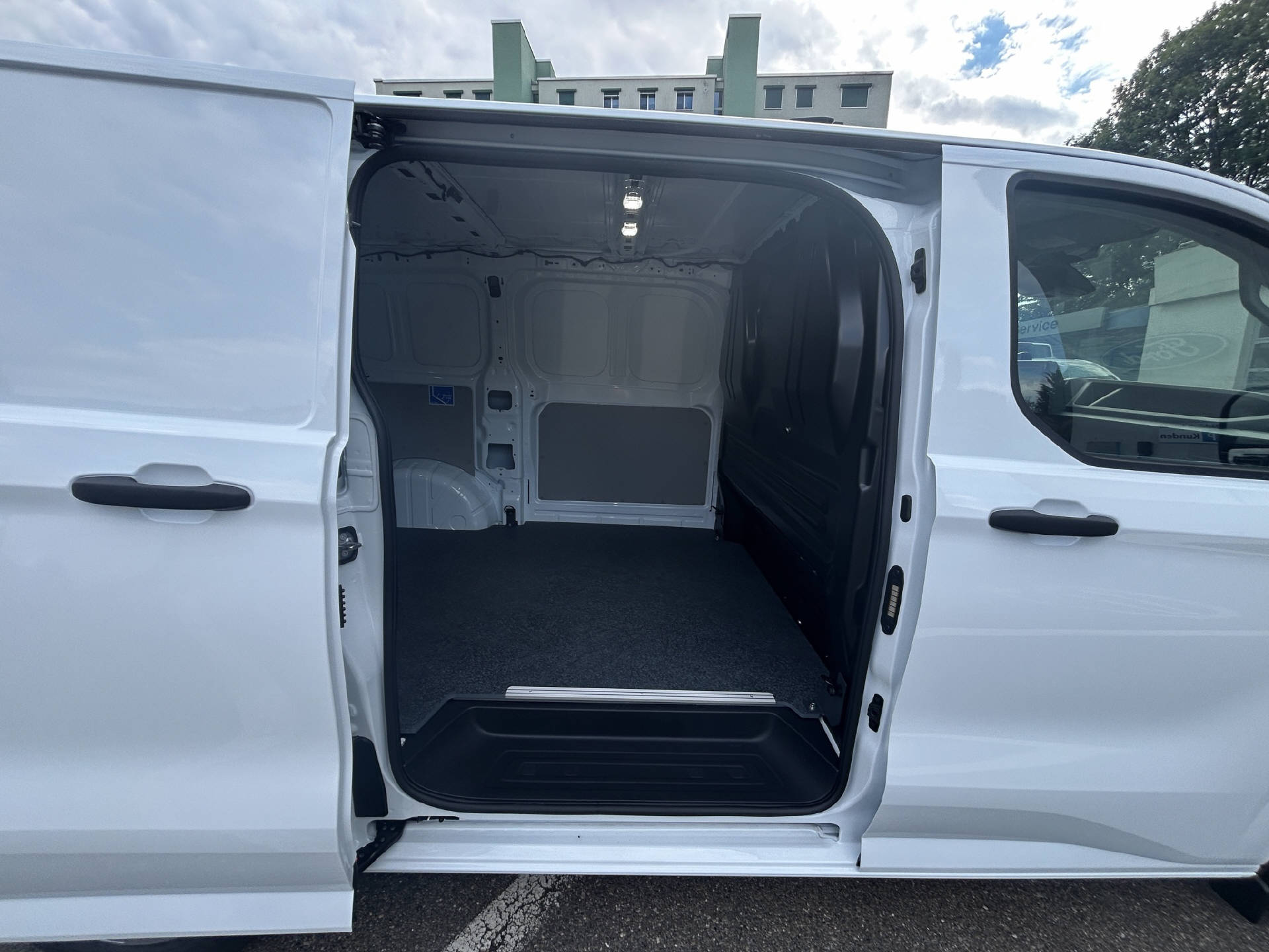 FORD Transit Custom Van 320 L1 2.5 Duratec 233 Trend PHEV-image-19