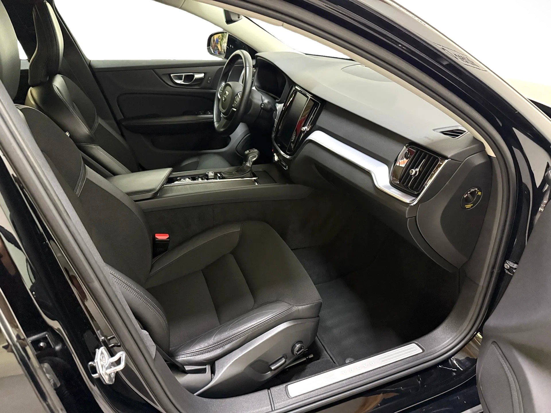 VOLVO V60 D3 Momentum Geartronic-image-7