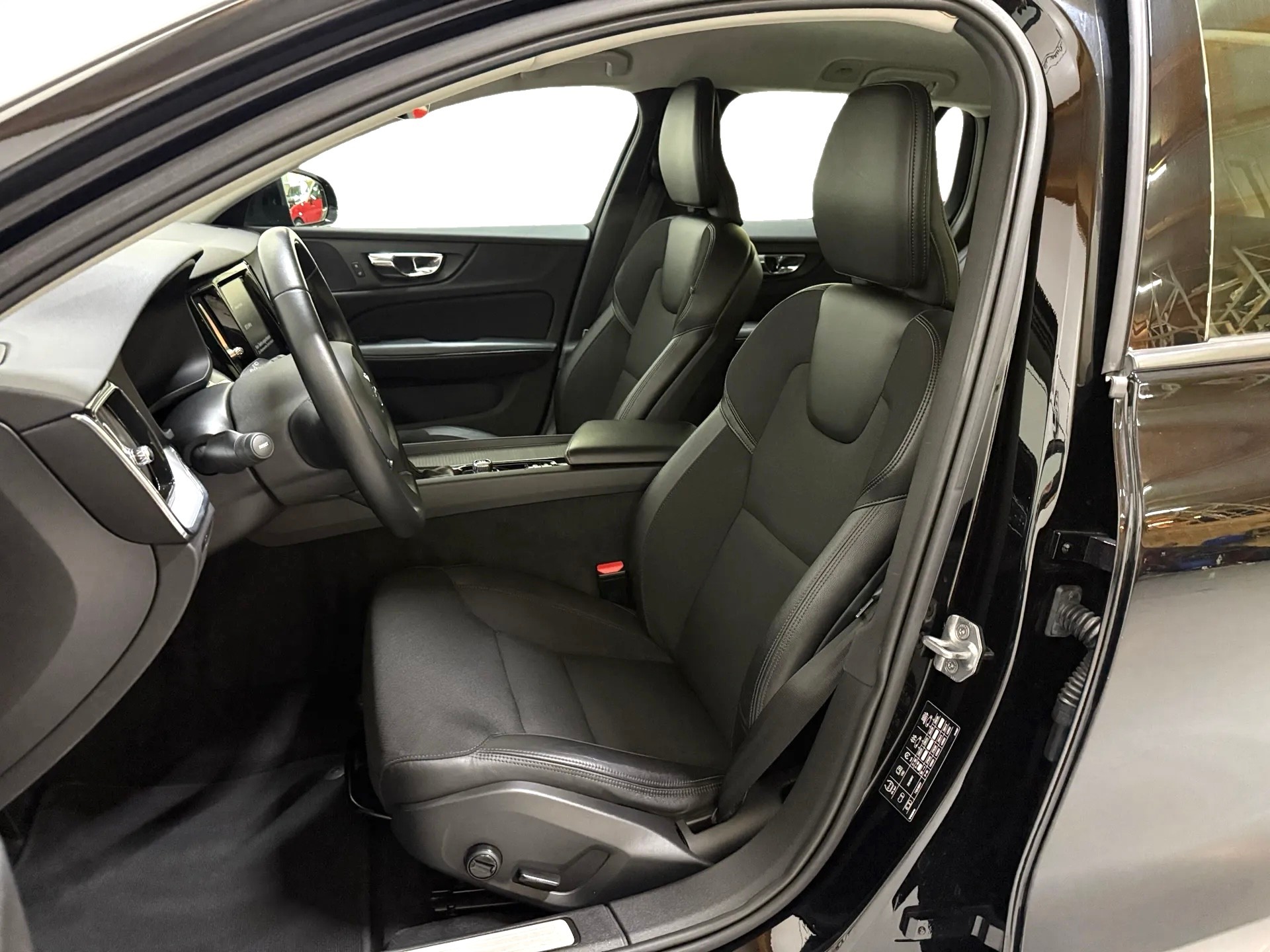 VOLVO V60 D3 Momentum Geartronic-image-12