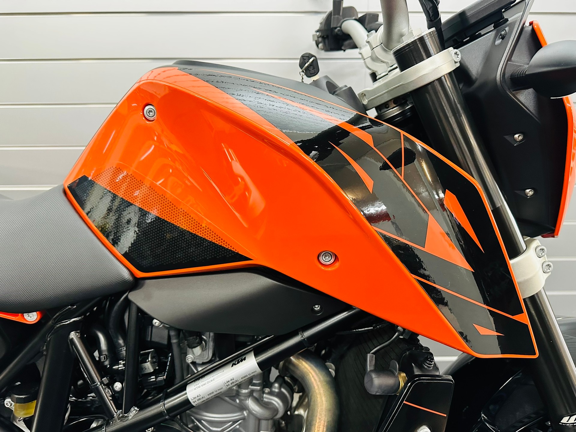 KTM 690 Duke ABS-showroom-element-1