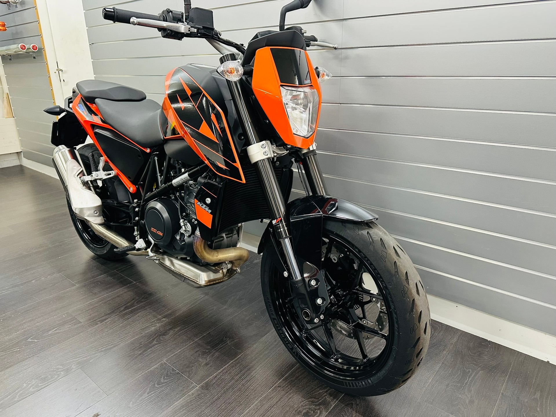 KTM 690 Duke ABS-showroom-element-2