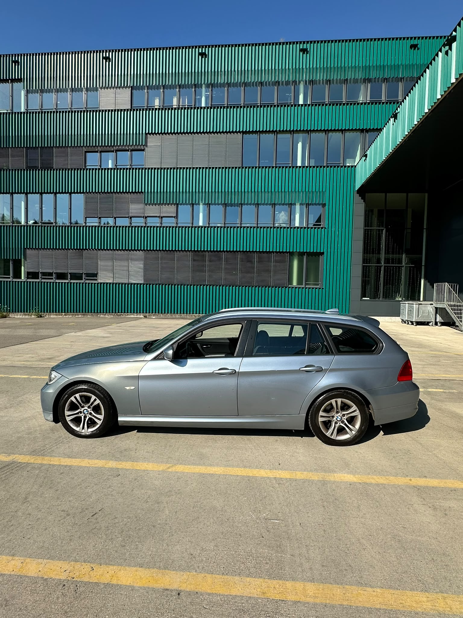 BMW 320i Touring Steptronic-image-1