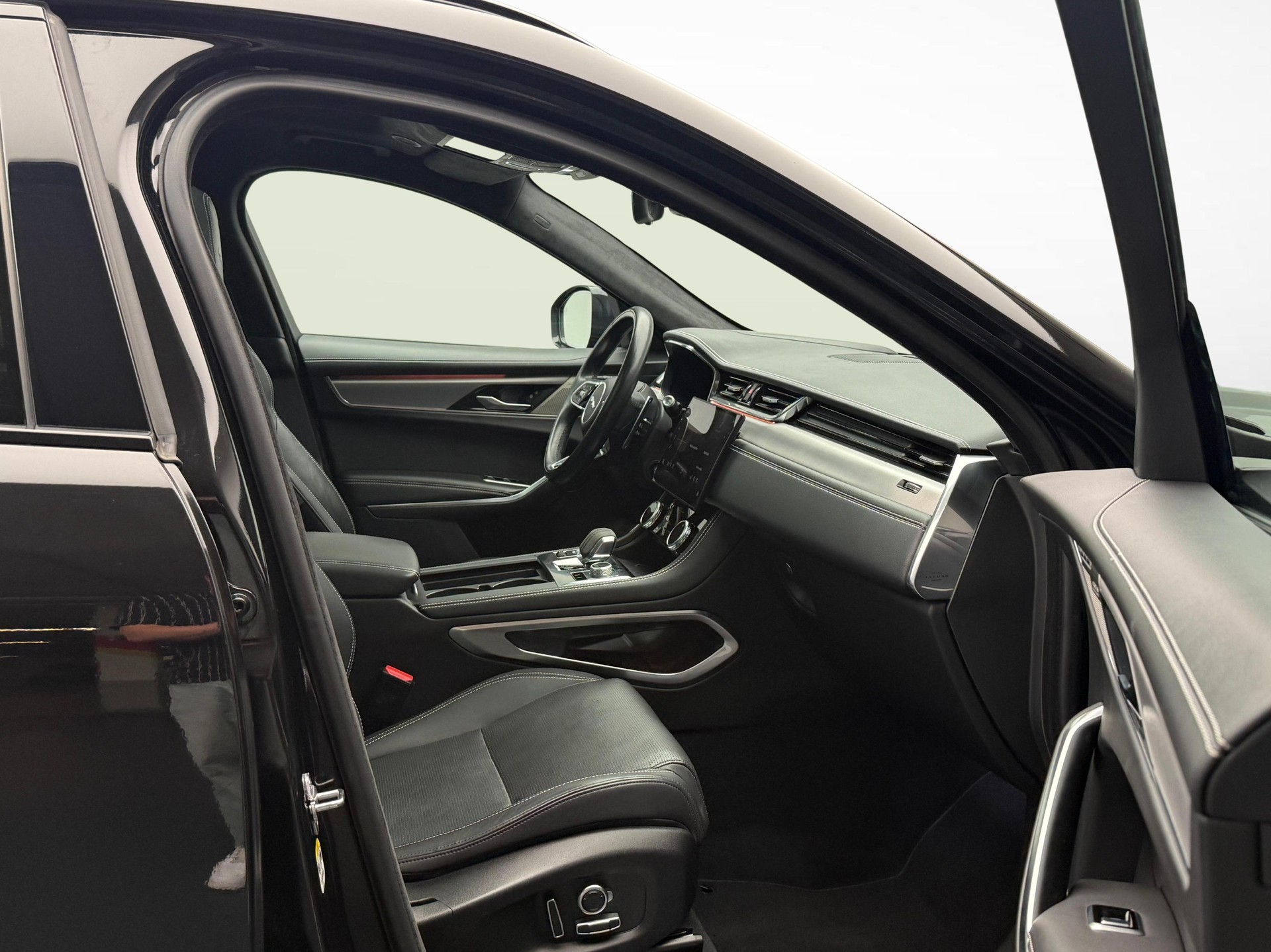 JAGUAR F-Pace 3.0 I6 R-Dynamic HSE AWD-image-9