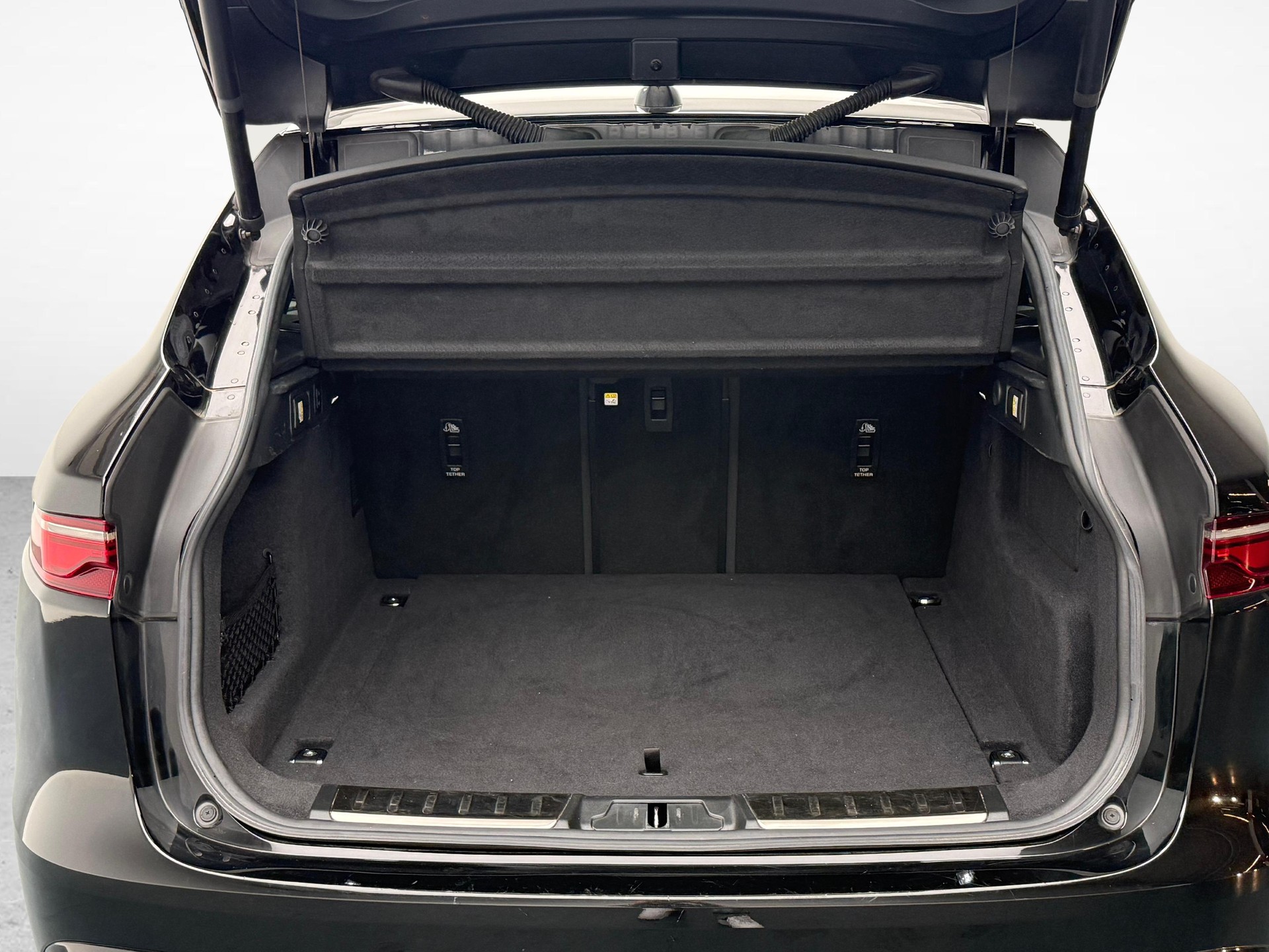 JAGUAR F-Pace 3.0 I6 R-Dynamic HSE AWD-image-11