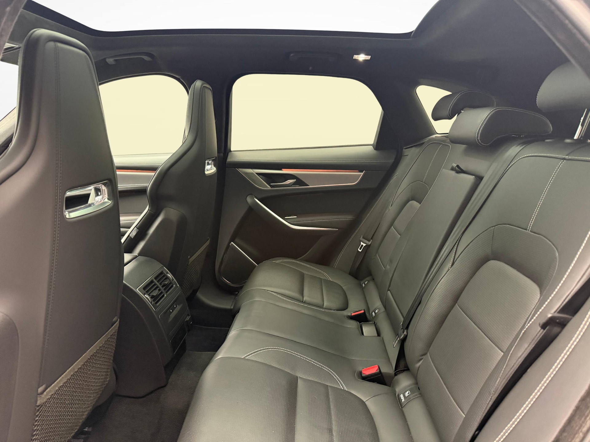 JAGUAR F-Pace 3.0 I6 R-Dynamic HSE AWD-image-10