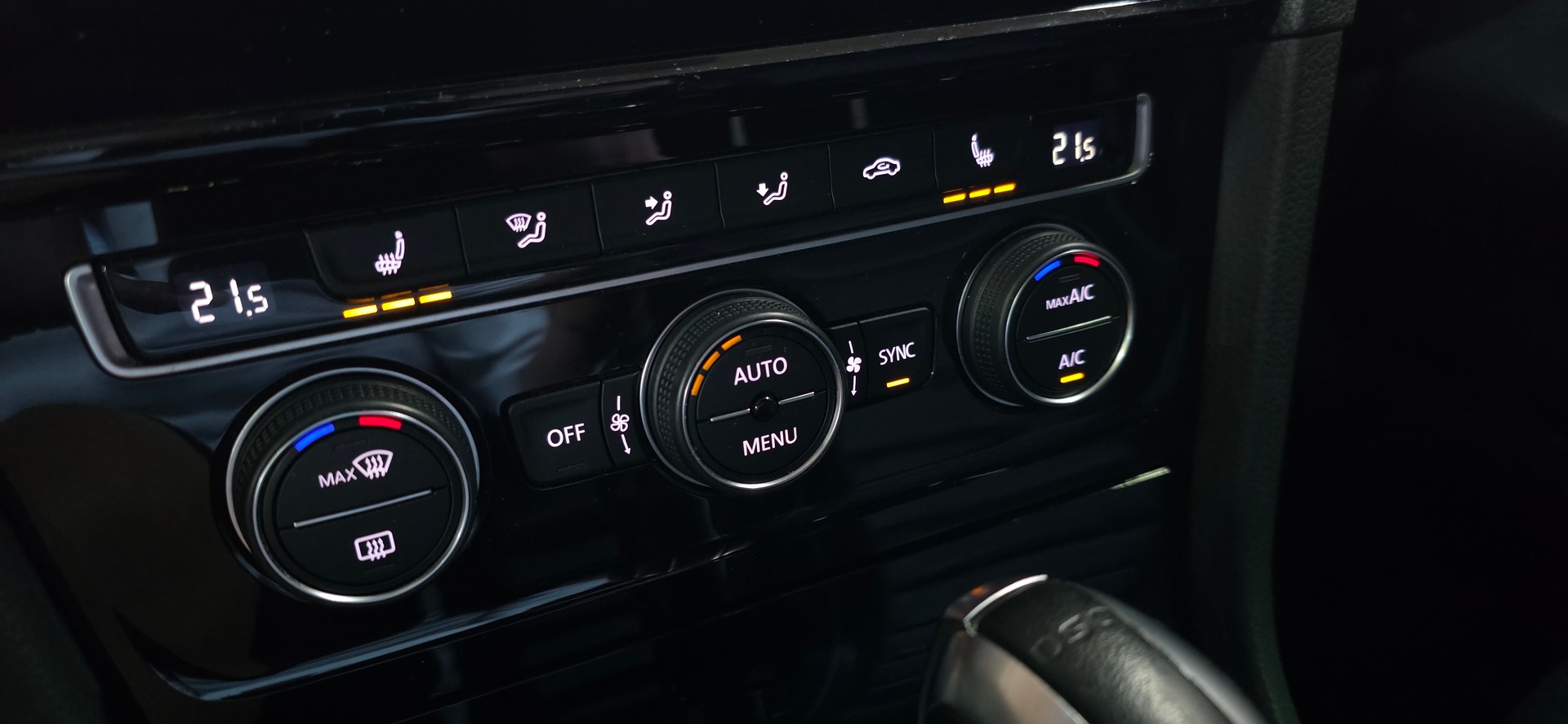 VW Golf Variant 2.0 TSI R 4Motion DSG-image-18