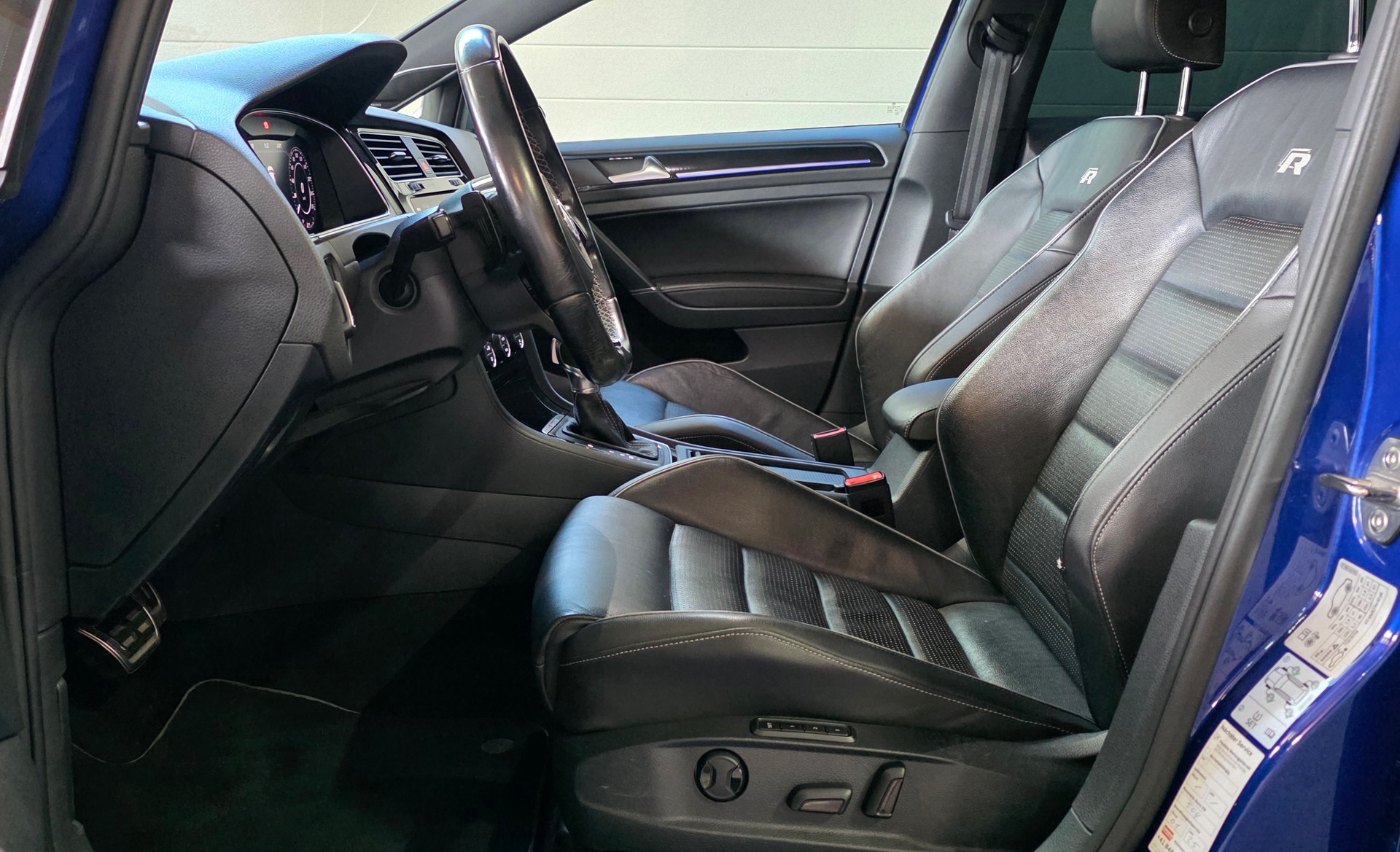 VW Golf Variant 2.0 TSI R 4Motion DSG-image-8