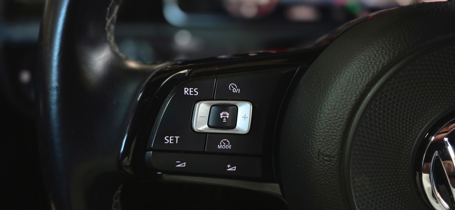 VW Golf Variant 2.0 TSI R 4Motion DSG-image-16