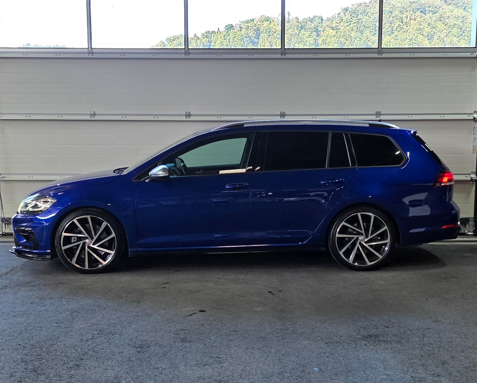VW Golf Variant 2.0 TSI R 4Motion DSG-image-1